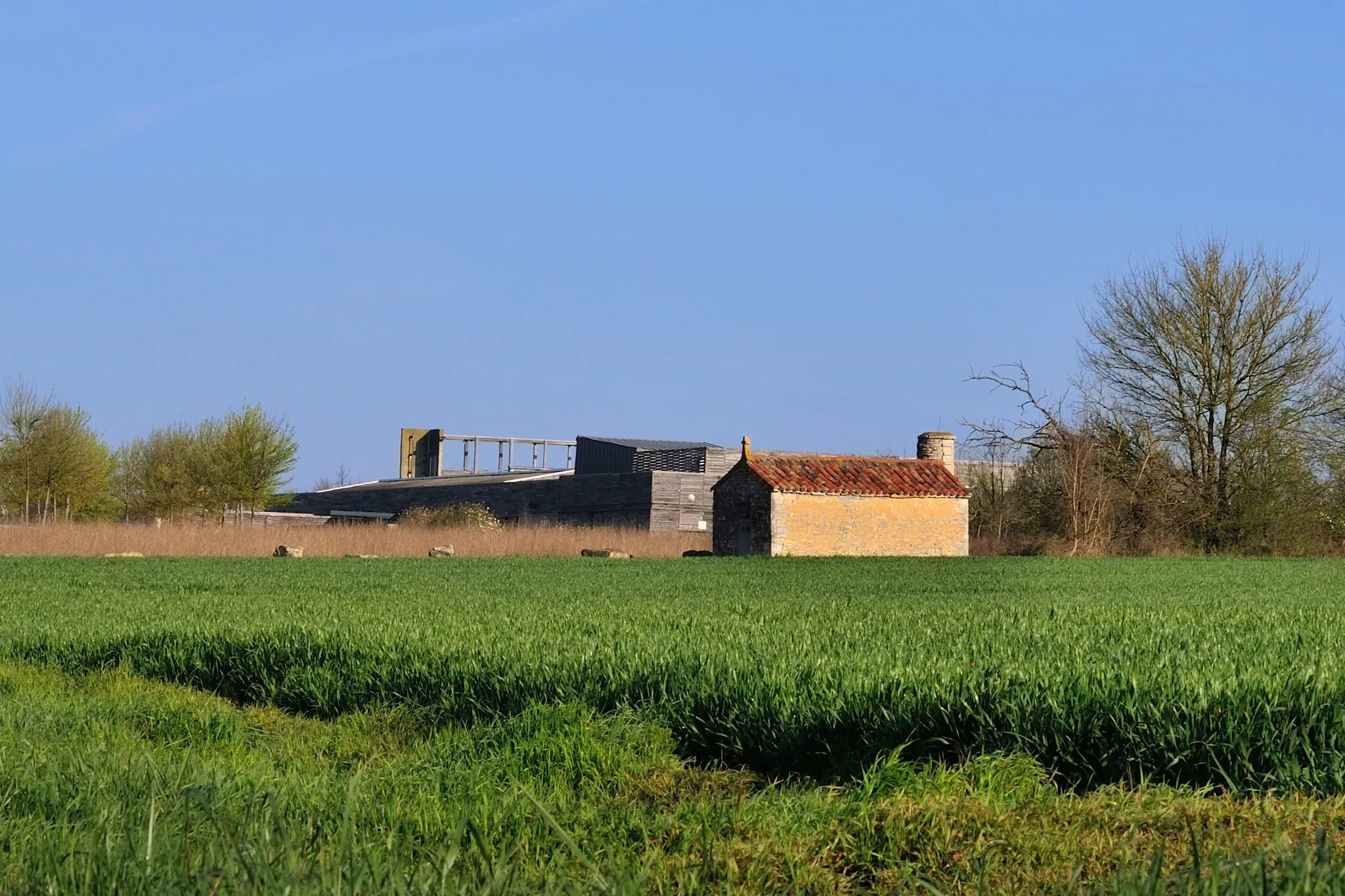 Photo showing: Vue de Linazay : le chalet de Pierre et le bâtiment du FRAC à l'arrière-plan