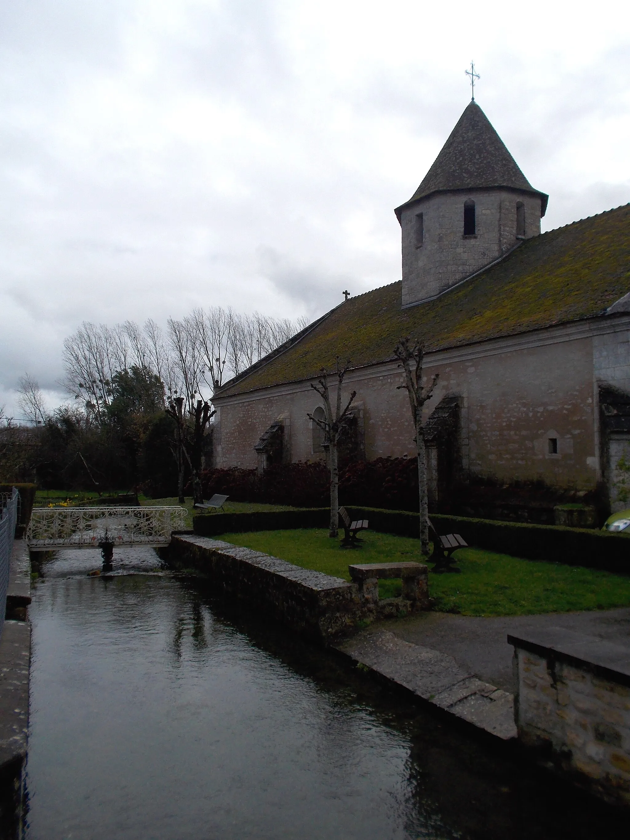 Photo showing: L'église et le canal de Lizant (Vienne, 86)