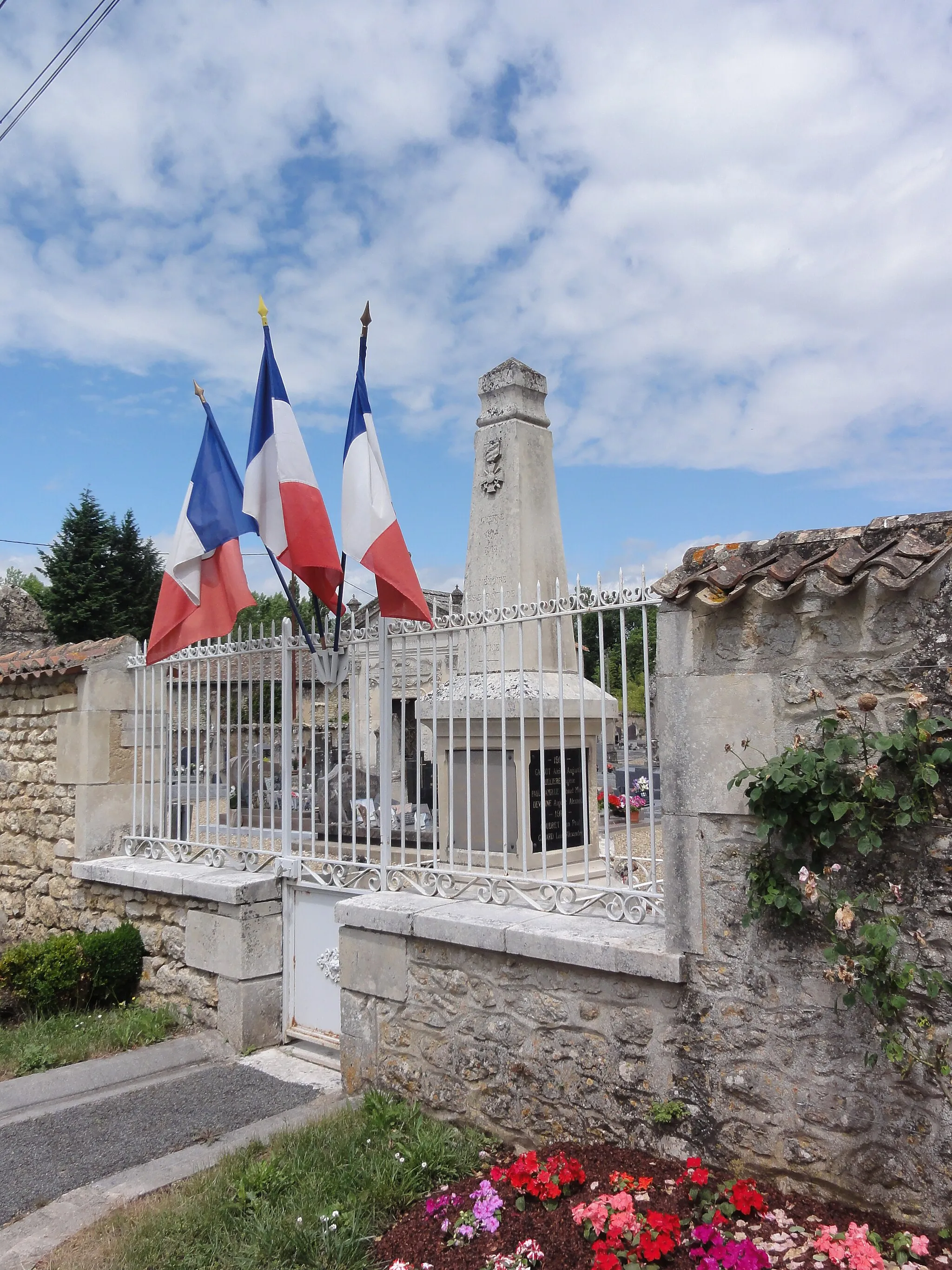 Photo showing: Montreuil-Bonnin (Vienne) monument aux morts