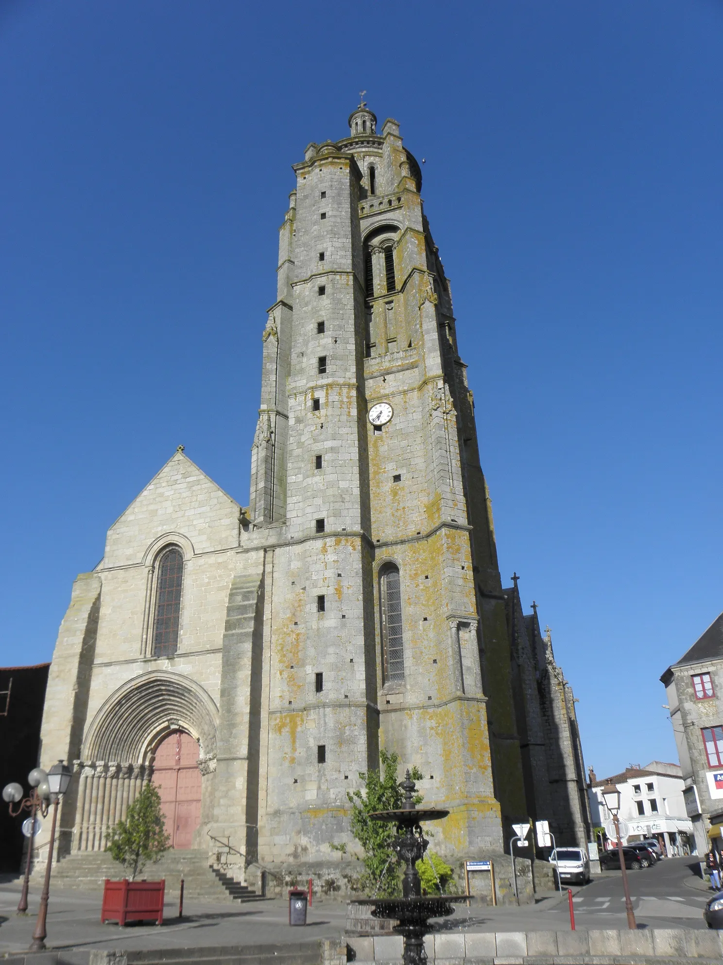 Photo showing: Extérieur de l'église Notre-Dame de Bressuire (79). Façade occidentale.