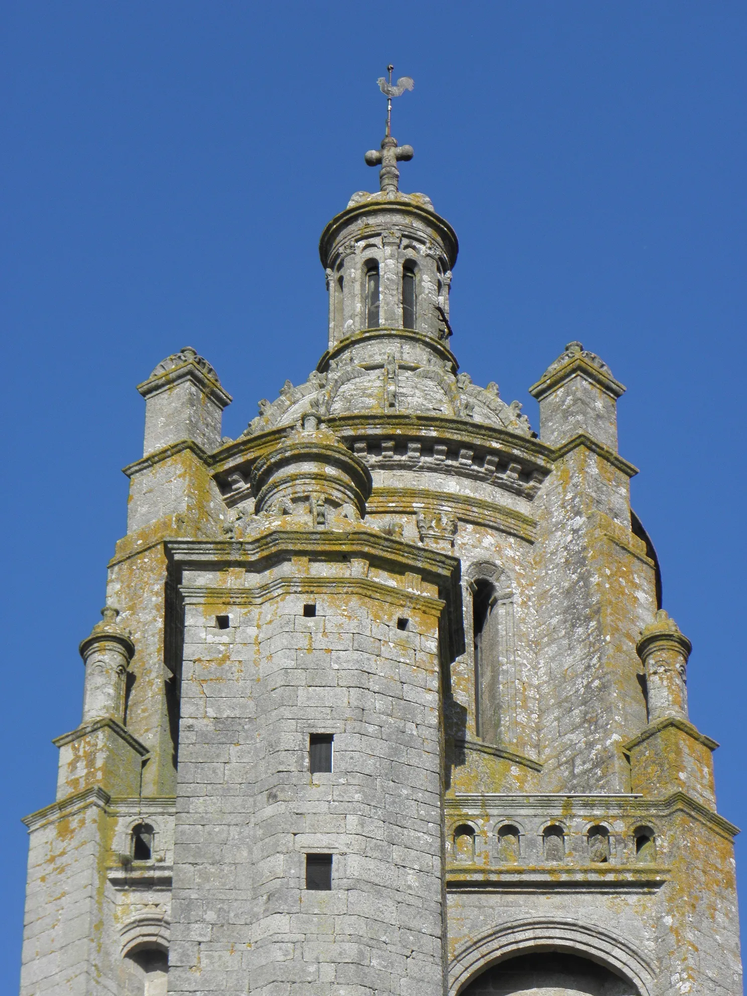Photo showing: Extérieur de l'église Notre-Dame de Bressuire (79). Façade occidentale. Tour-clocher. Dernier étage et dôme.