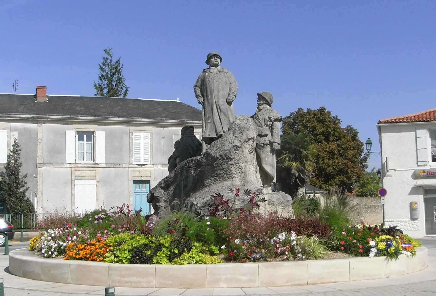 Photo showing: Statue de Georges Clemenceau à Sainte-Hermine en Vendée (France), sculptée par François-Léon Sicard. La statue a été décapitée, pendant la Seconde Guerre mondiale, par les troupes d'occupation. La tête originale, conservée à la «maison de Georges Clemenceau» de Saint-Vincent-sur-Jard, a été restaurée par la suite.
