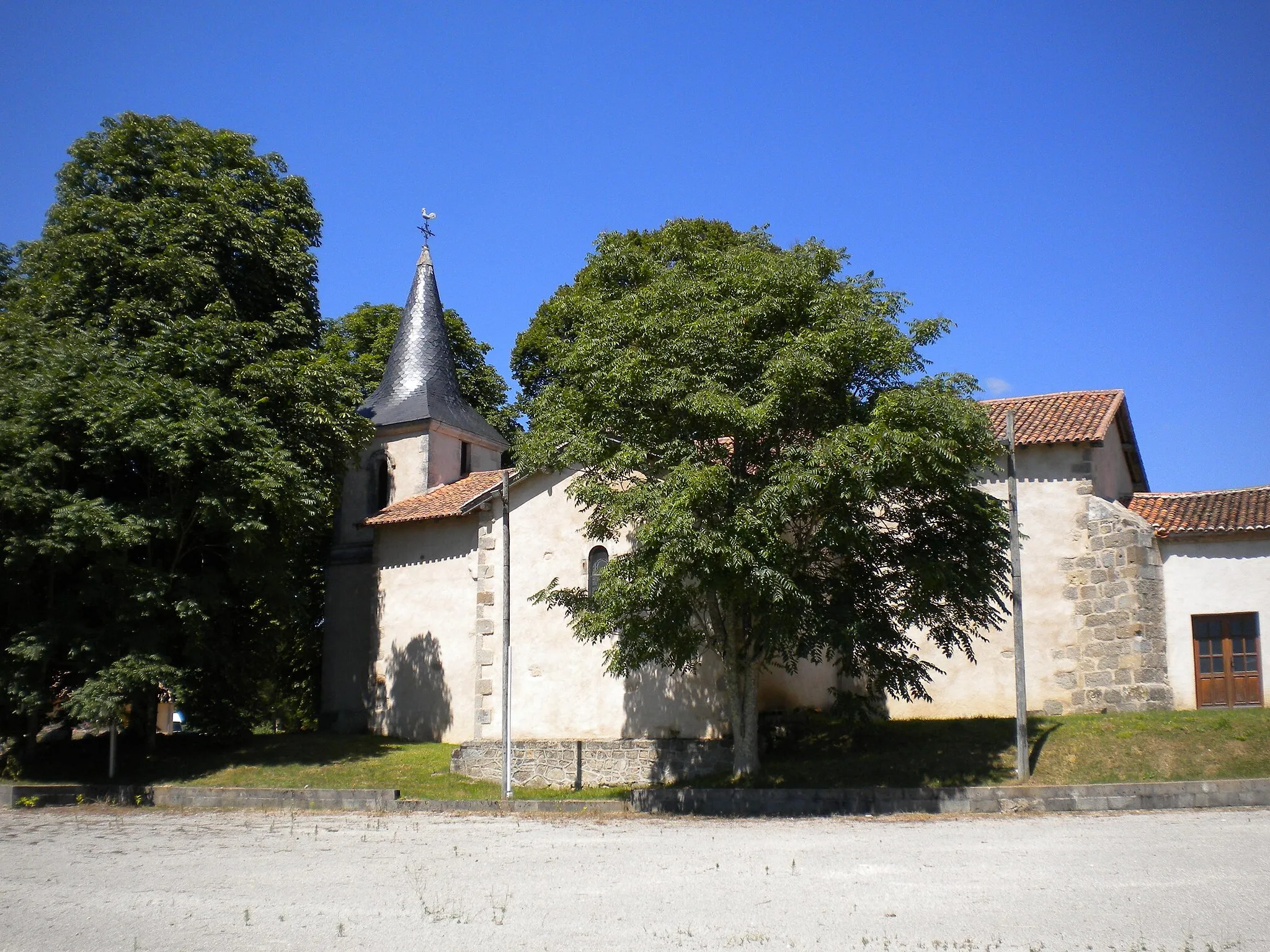 Photo showing: The church of Étouars in the north of the Dordogne, France.