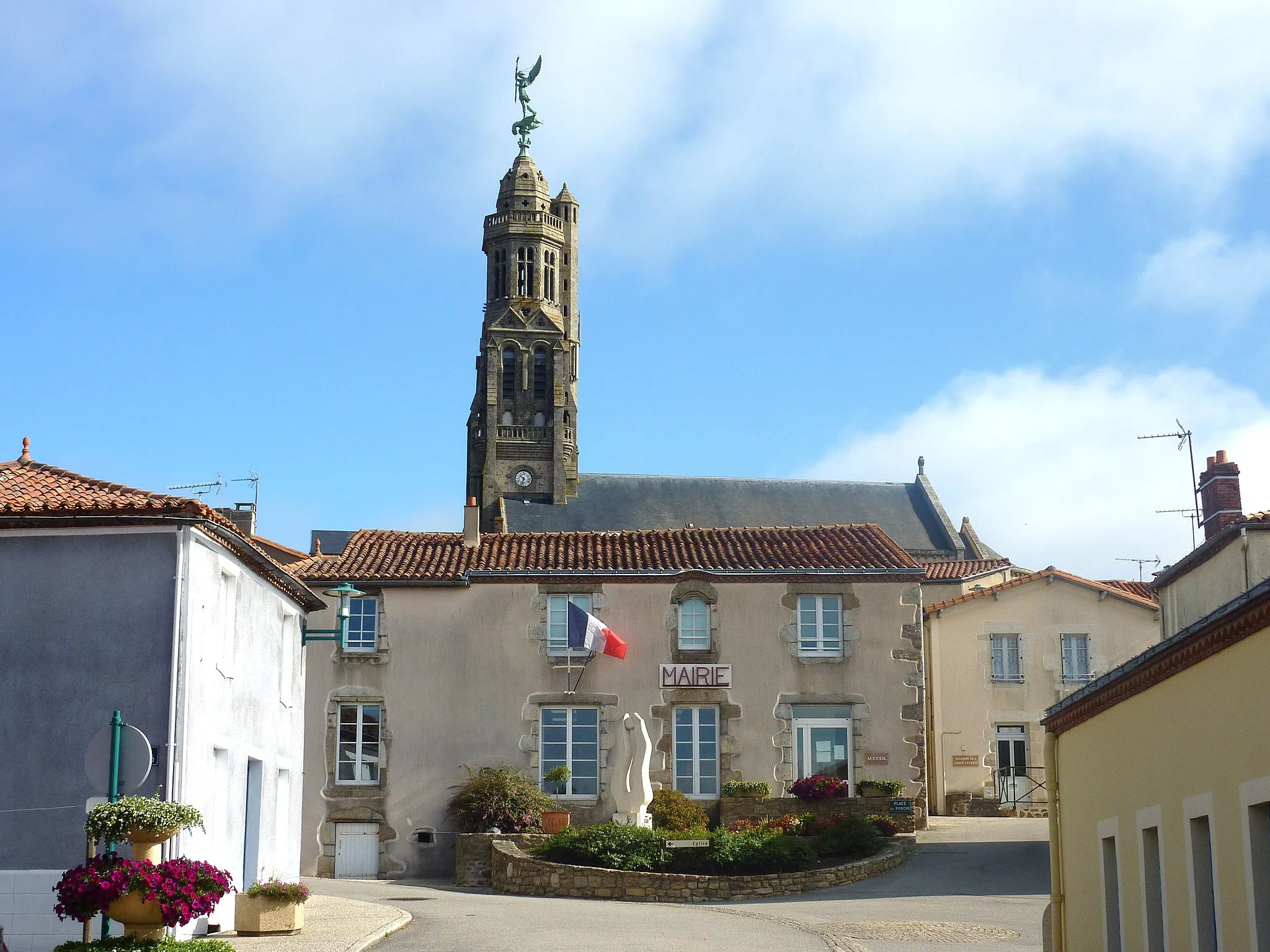 Photo showing: Saint-Michel-Mont-Mercure : église paroissiale et mairie