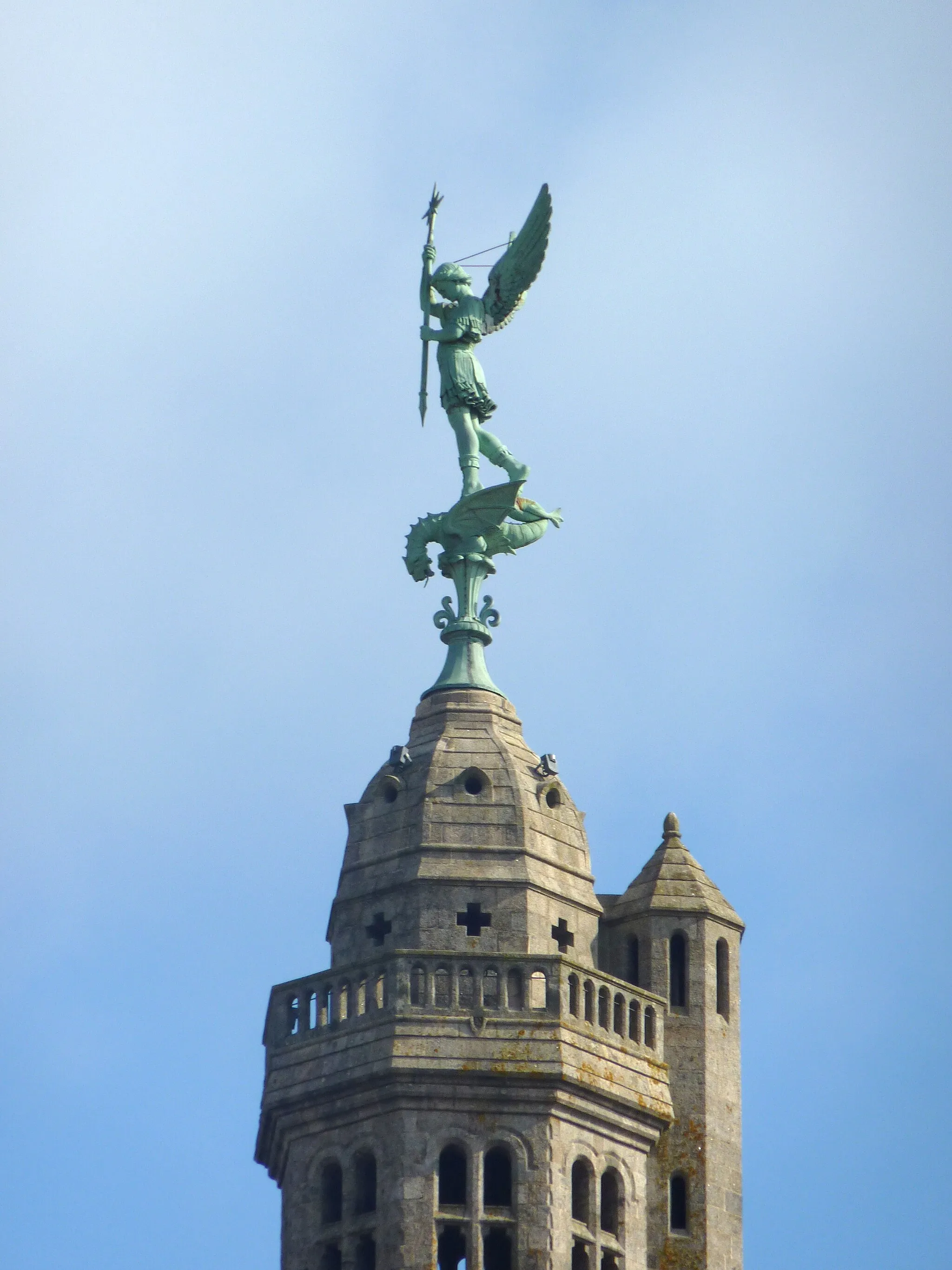 Photo showing: Saint-Michel-Mont-Mercure: le clocher et la statue de saint Michel archange