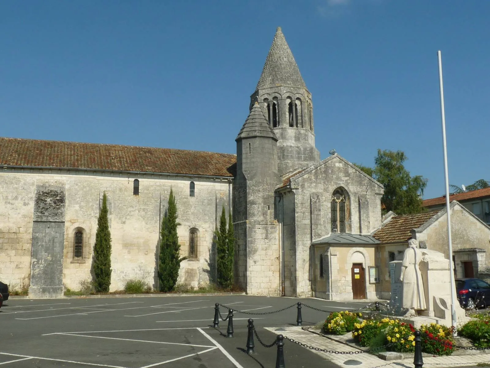 Photo showing: église de La Couronne (16), France