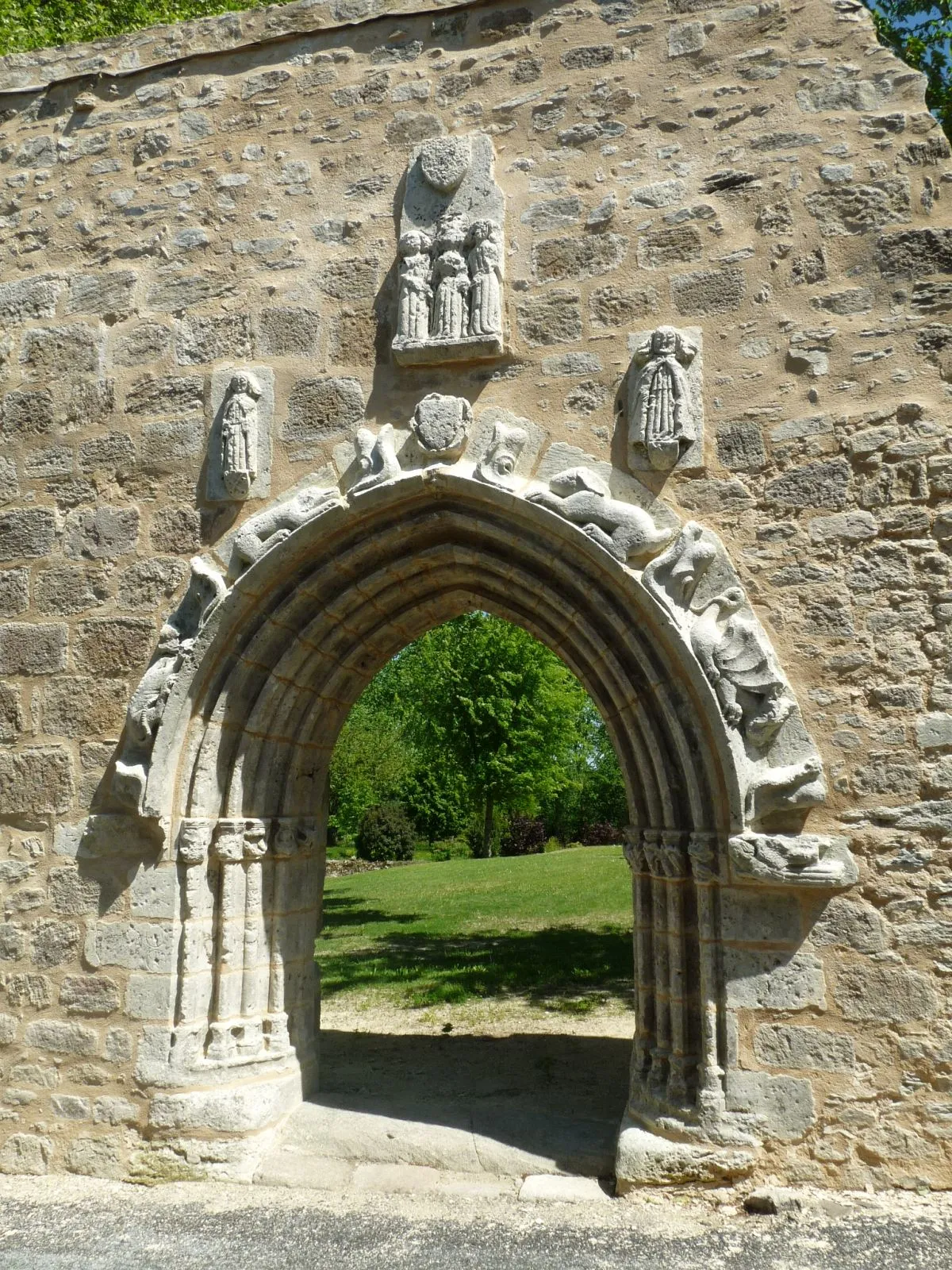Photo showing: vestige de portail de l'ancienne église à l'ancienne mairie du Lindois, Charente, France