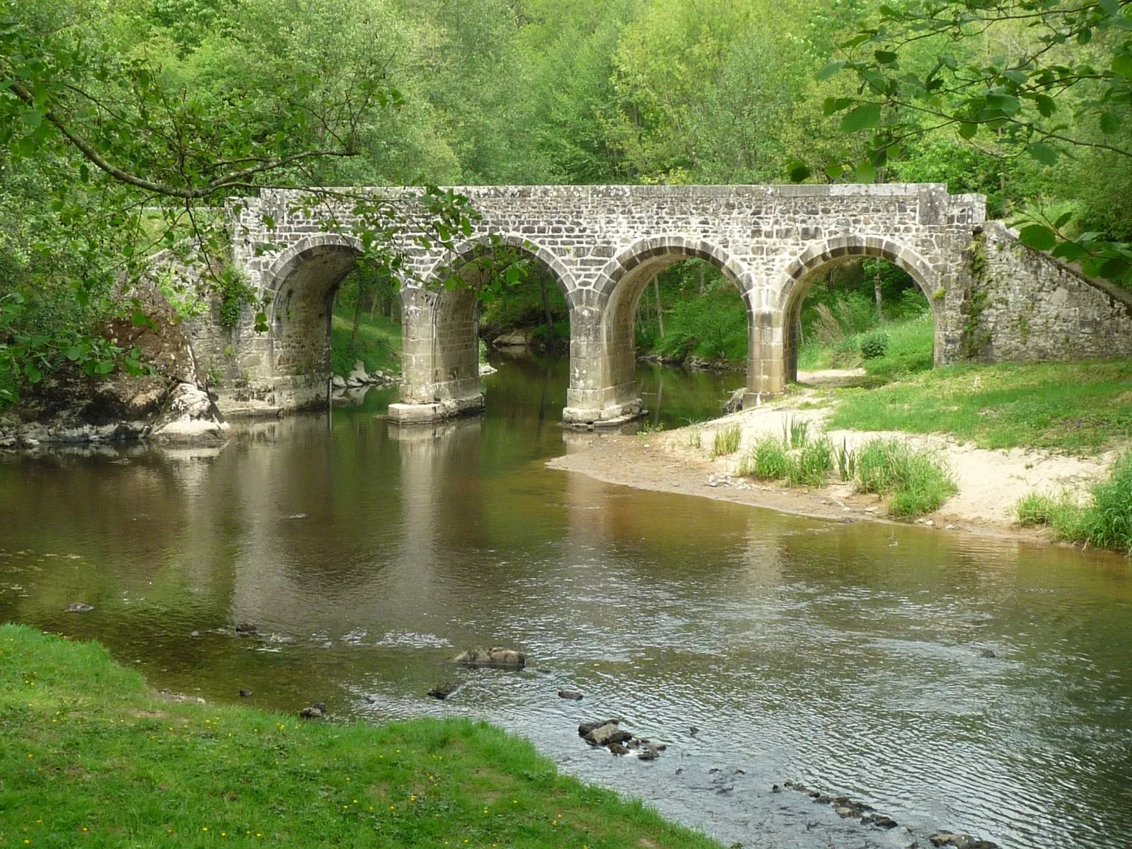 Photo showing: L'Issoire et le pont Binot au sud de Brillac, Charente, France