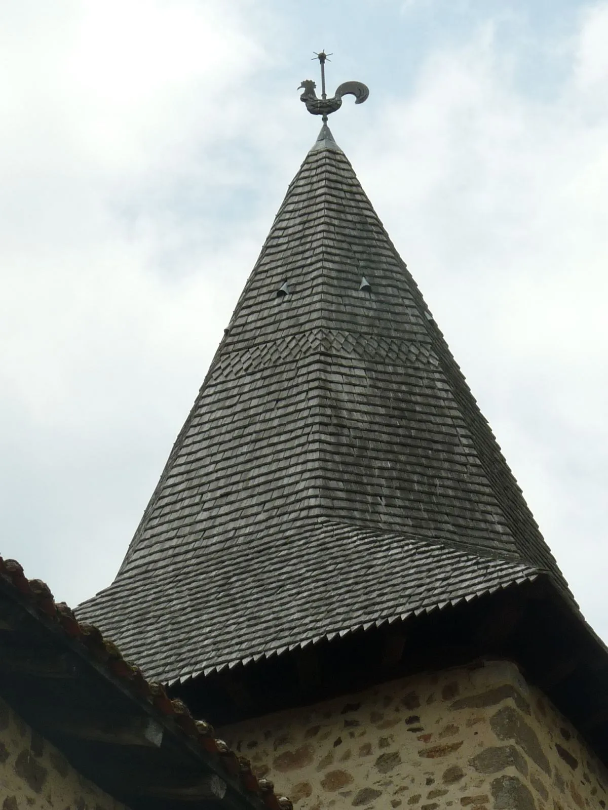 Photo showing: église d'Esse, Charente, France; toit du clocher couvert de tuiles en bois