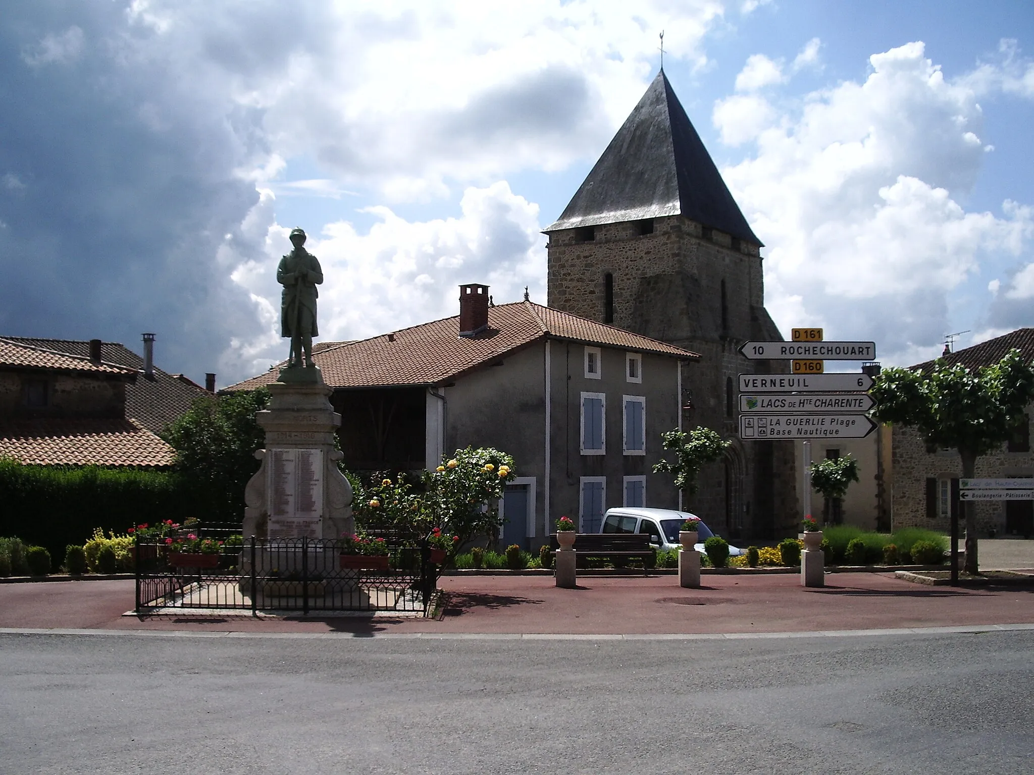Photo showing: Place centrale de Pressignac (Charente, France)