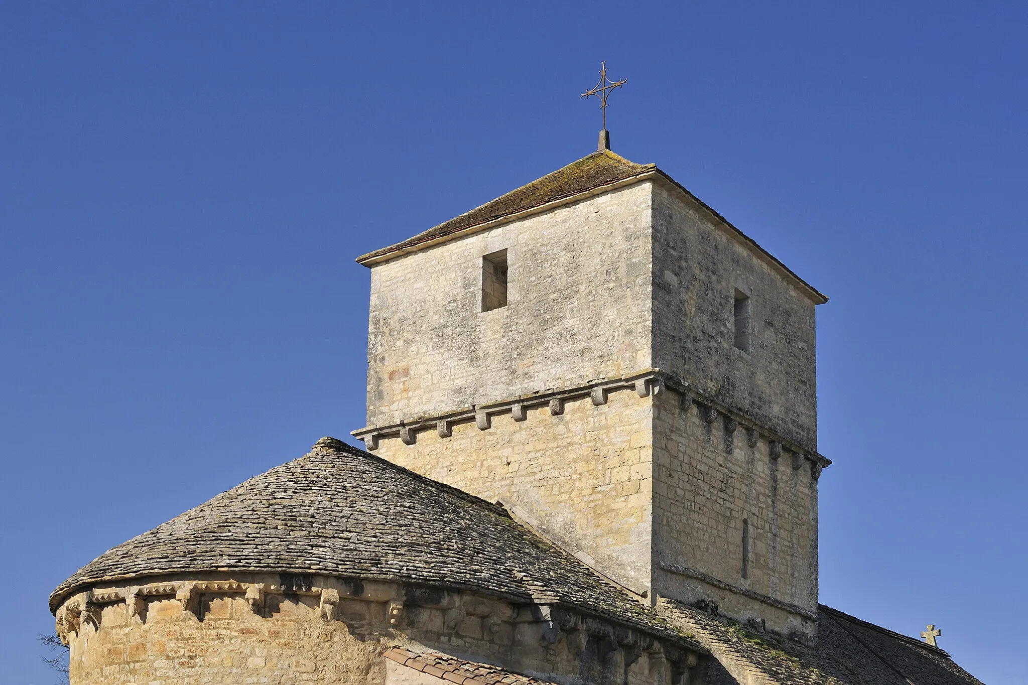 Photo showing: Tour et chevet de l'église Saint-Martin de Brux (Vienne)