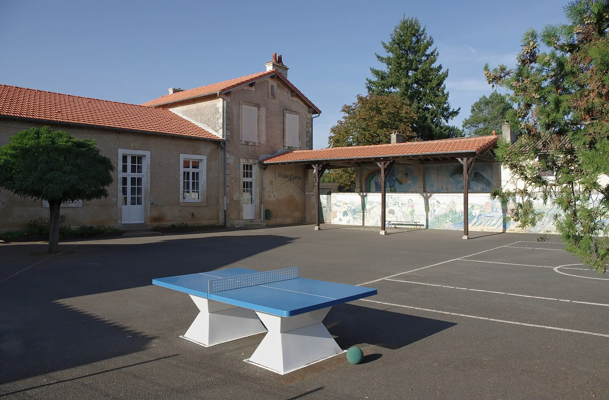 Photo showing: Empty schoolyard. Brux, Vienne, France.