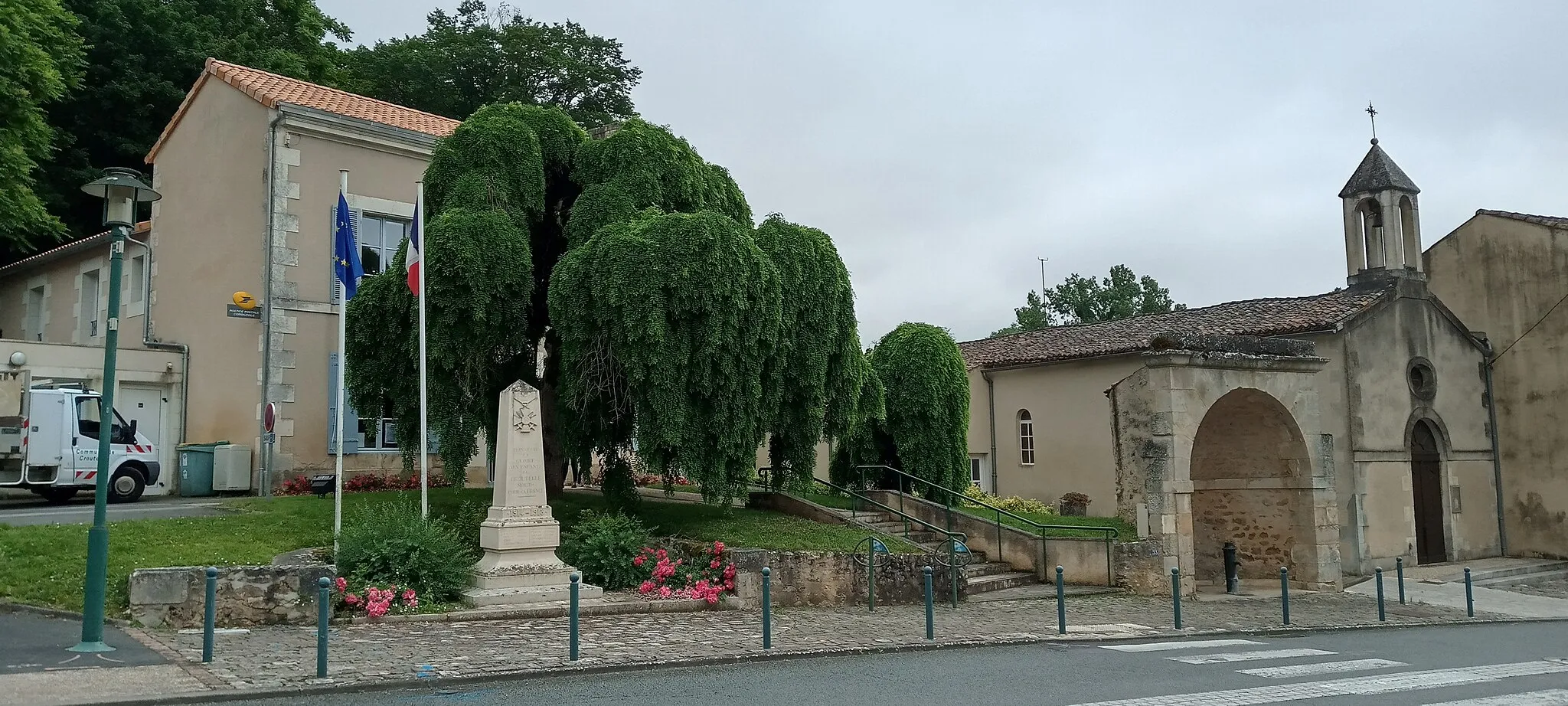 Photo showing: La mairie, le monument aux morts, la fontaine, et l'église de Croutelle (département de la Vienne, France).