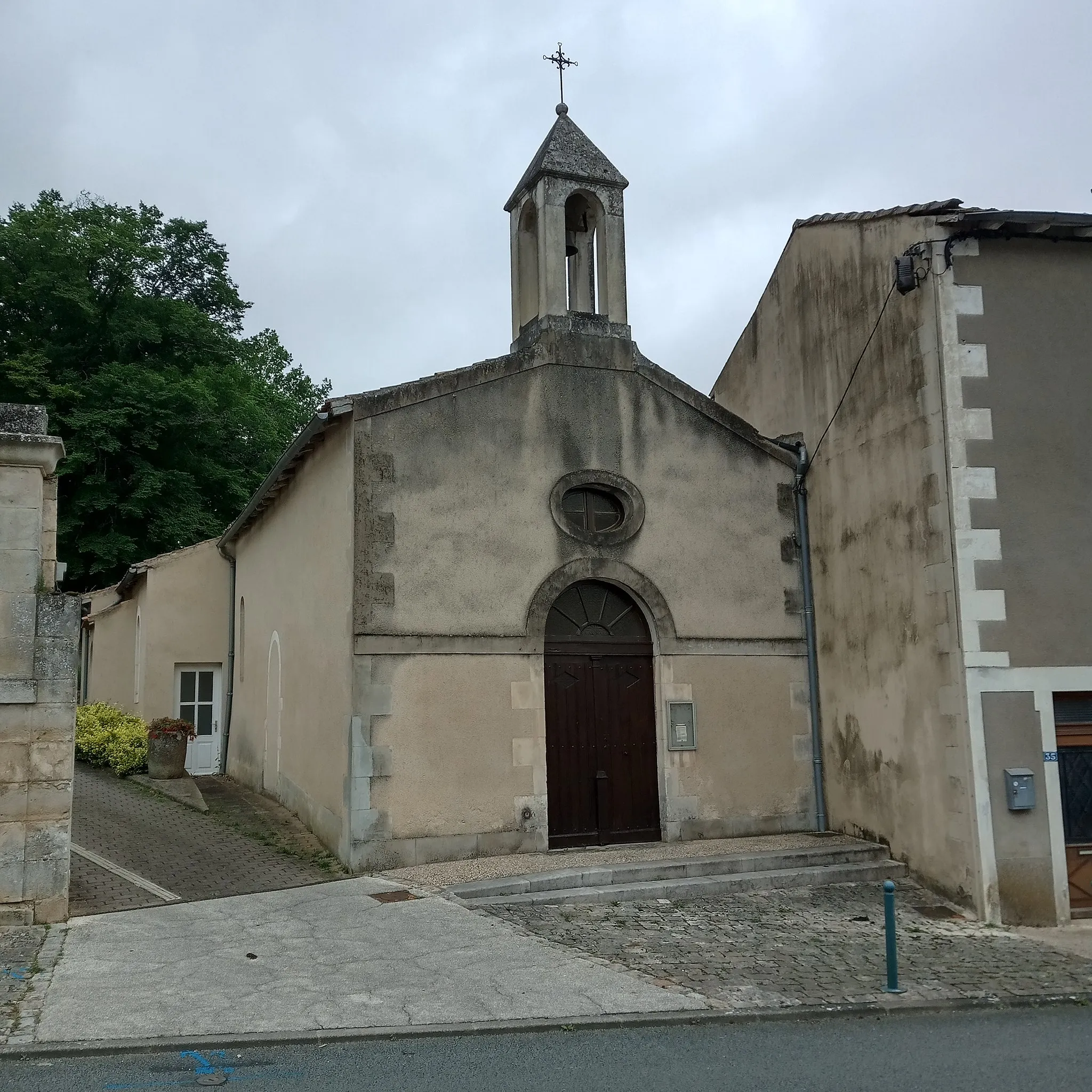 Photo showing: La petite église de Croutelle (département de la Vienne, France), vouée à Saint Barthélemy.