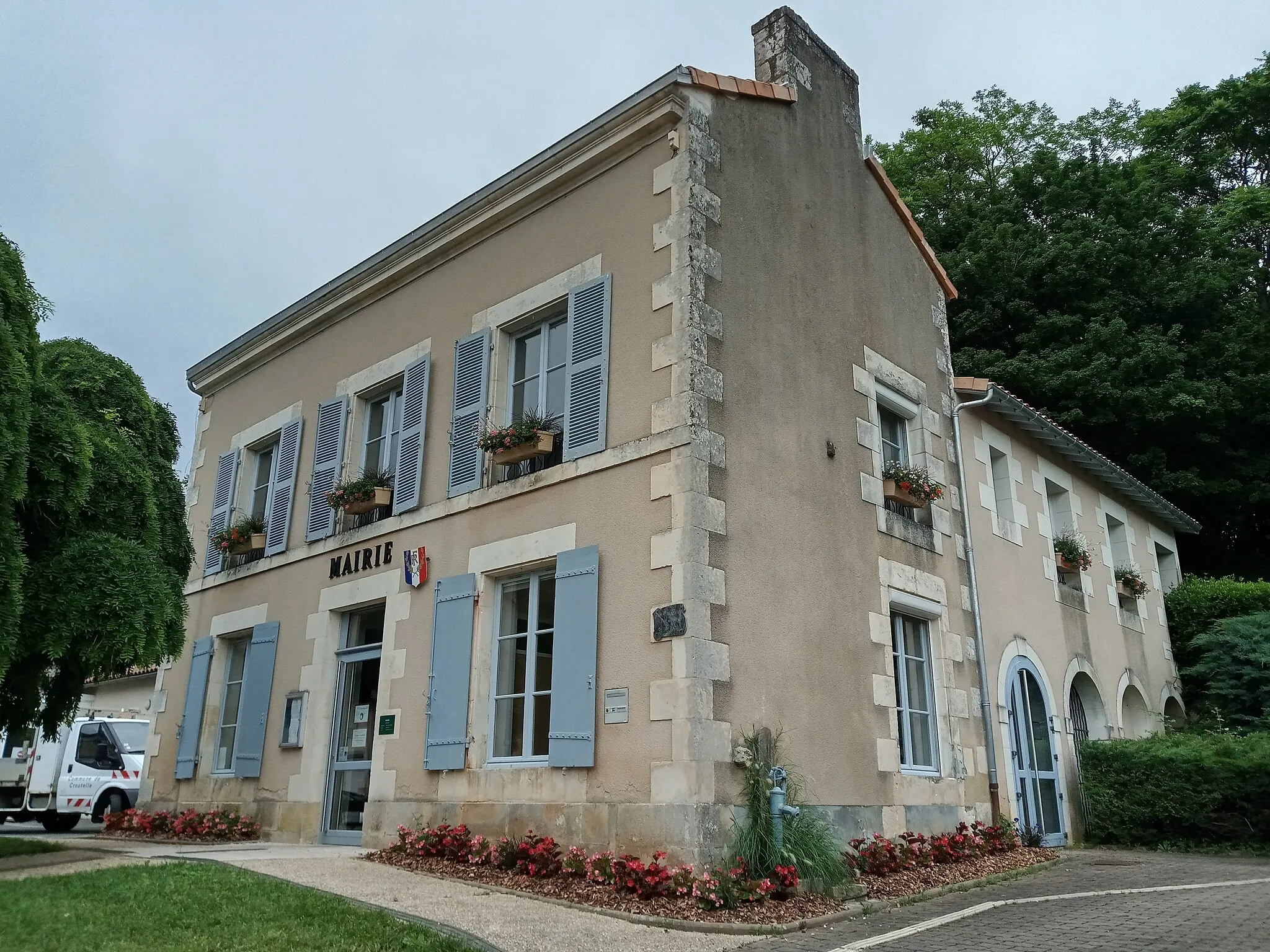 Photo showing: L'ancien presbytère de Croutelle (département de la Vienne, France). C'est aujourd'hui la mairie de cette commune.