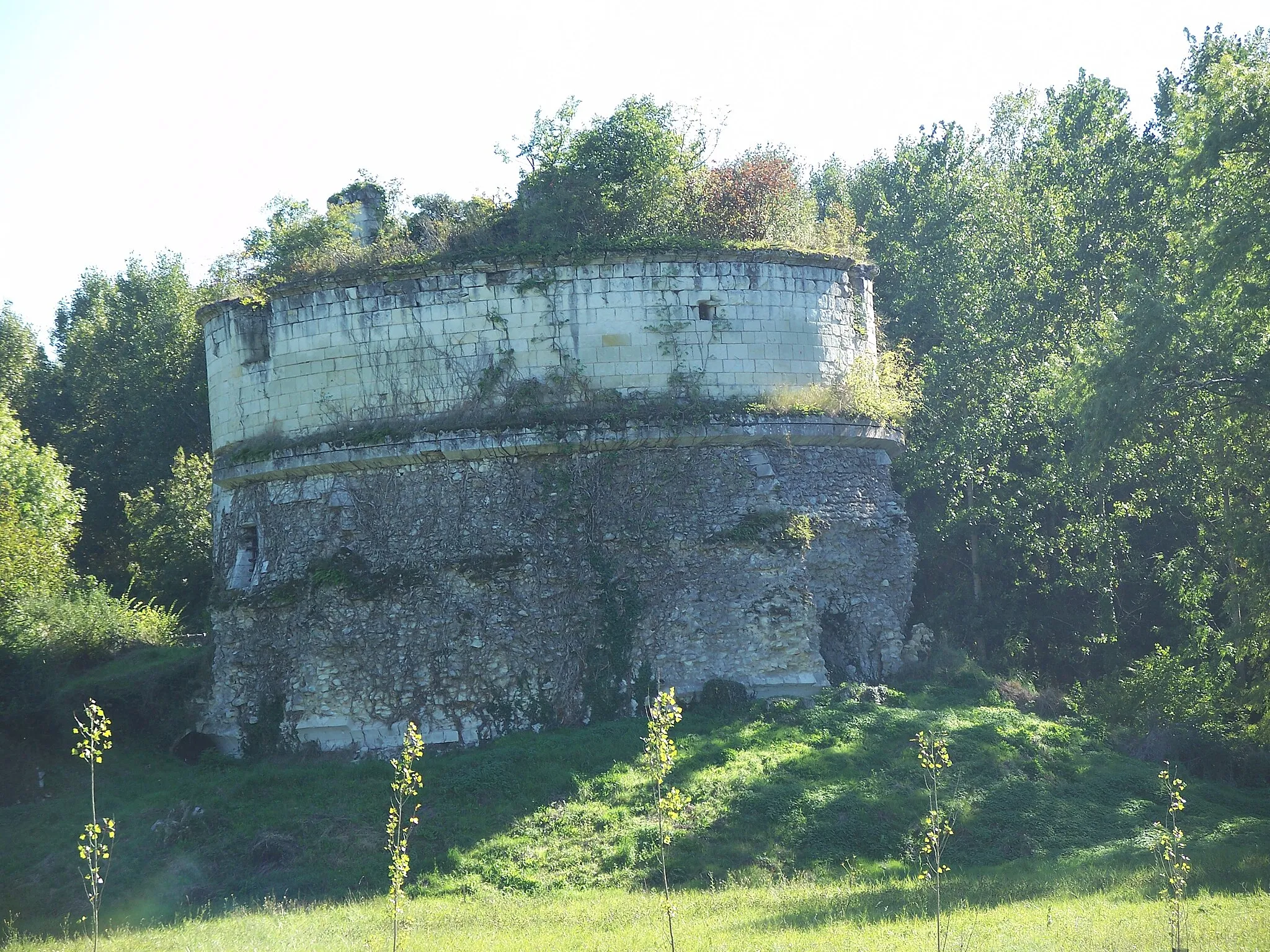 Photo showing: This building is indexed in the base Mérimée, a database of architectural heritage maintained by the French Ministry of Culture, under the reference PA00125695 .