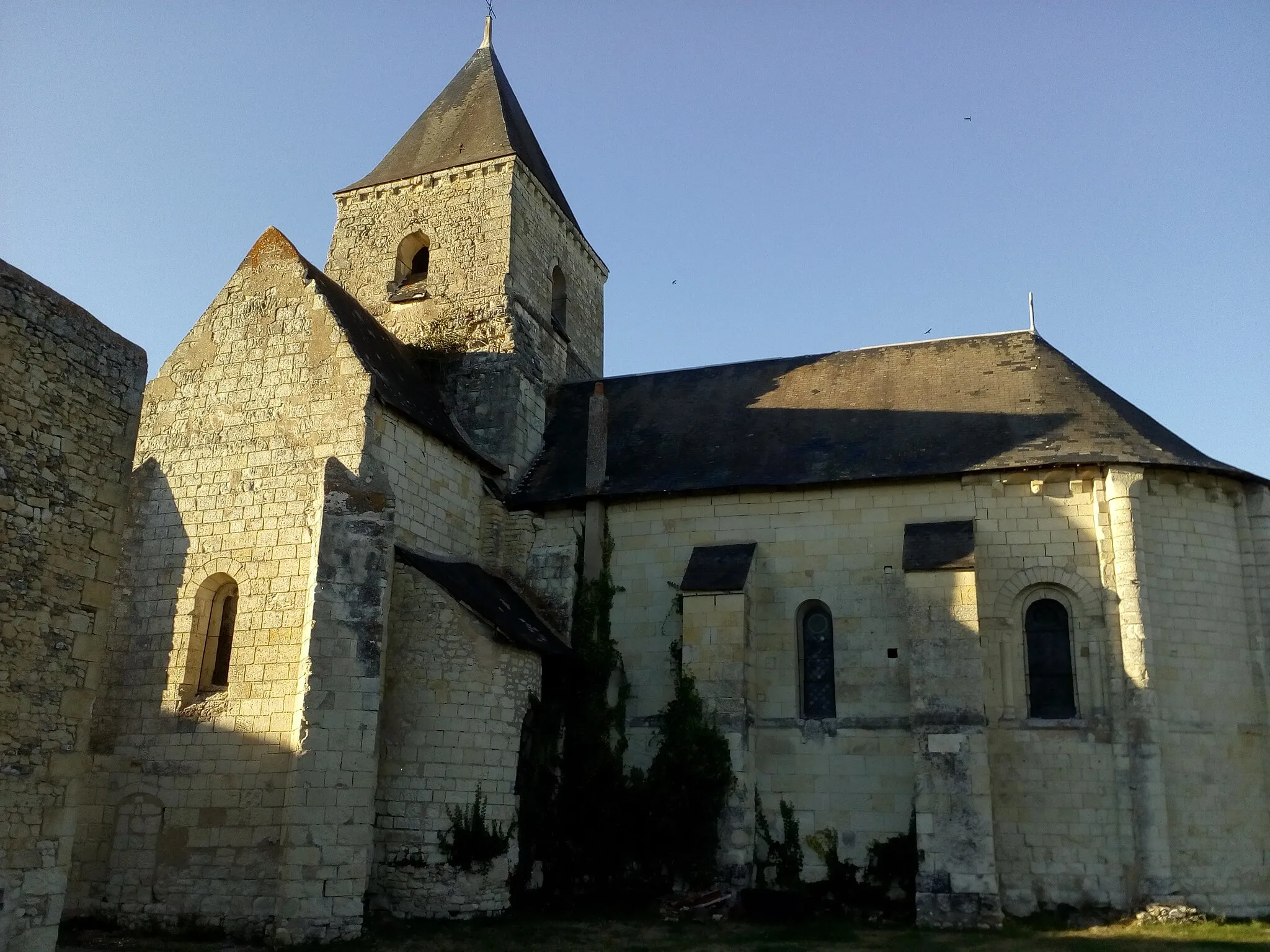 Photo showing: Monthoiron - côté de l'église Saint Ambroise