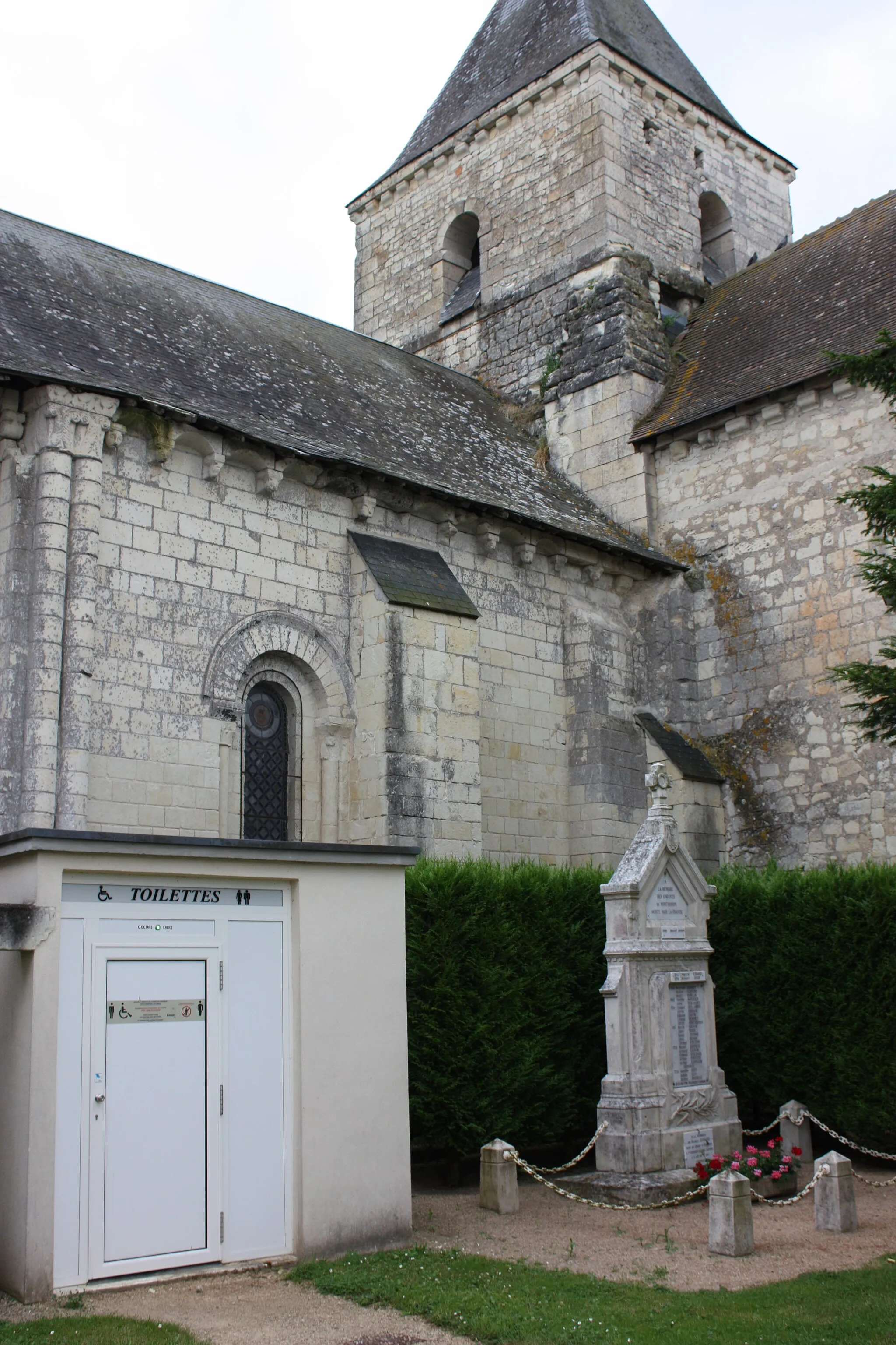 Photo showing: Monthoiron - Eglise et commodités