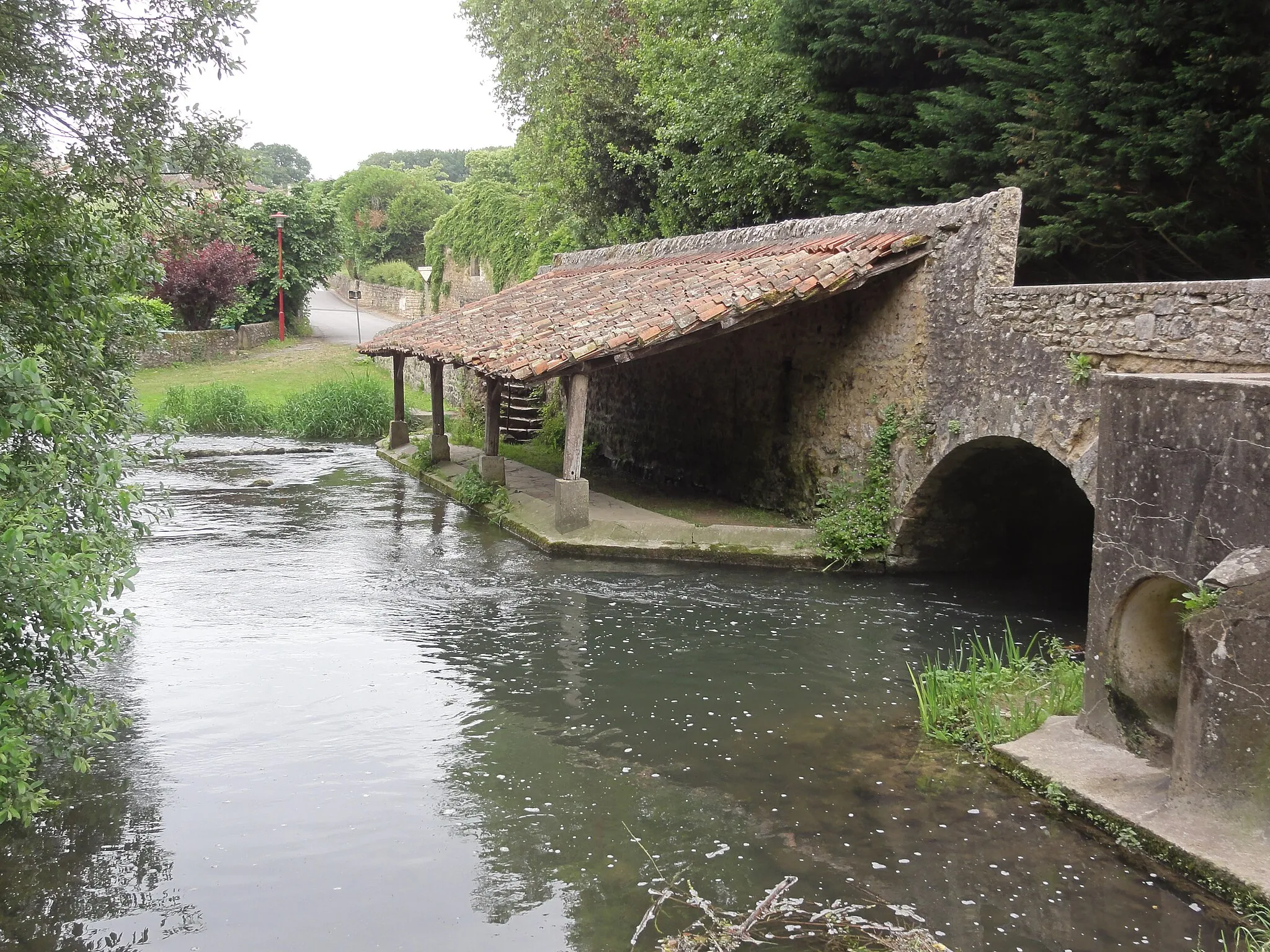 Photo showing: Quinçay (Vienne) pont et lavoir sur l'Auxance