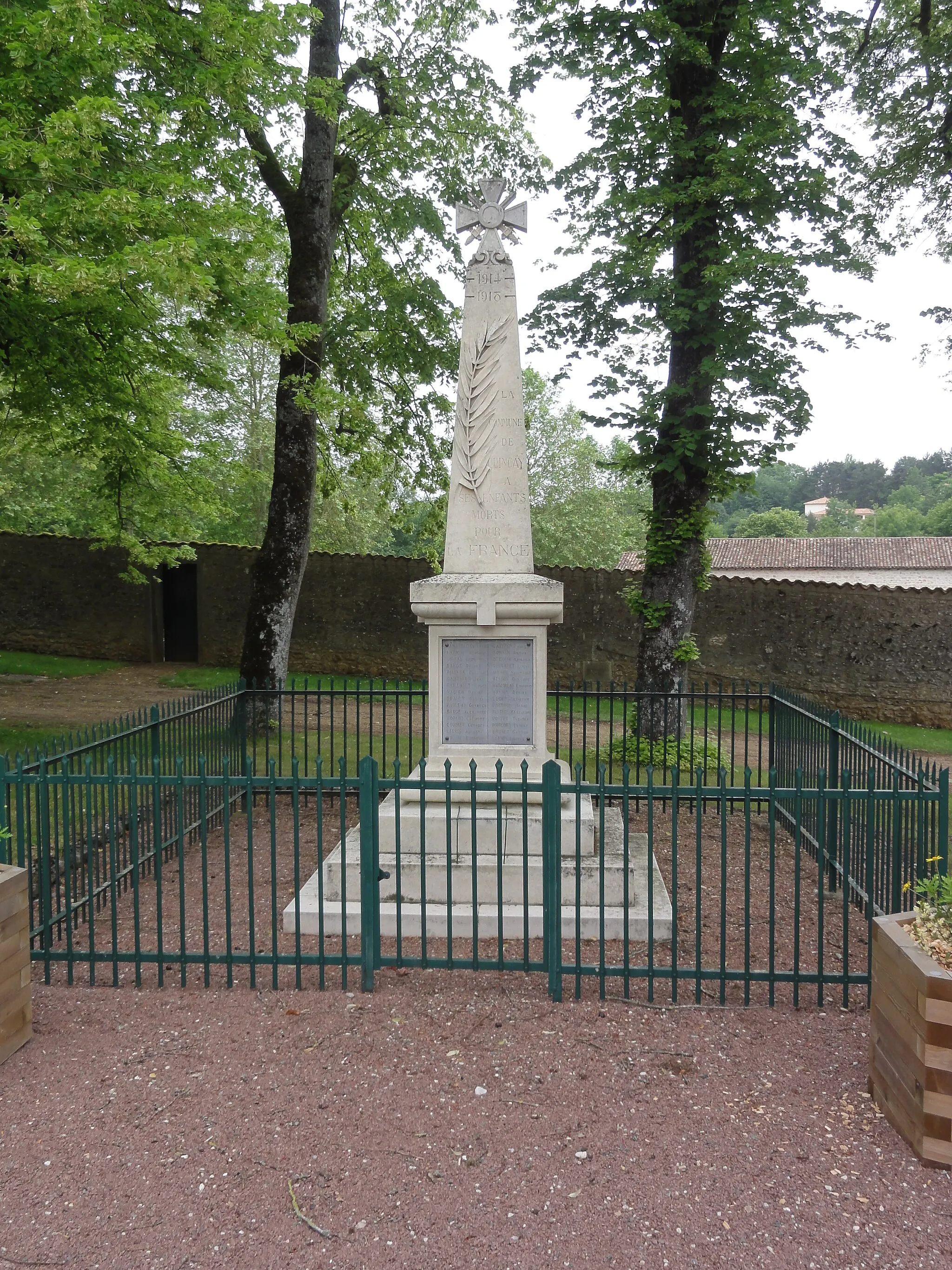 Photo showing: Quinçay (Vienne) monument aux morts