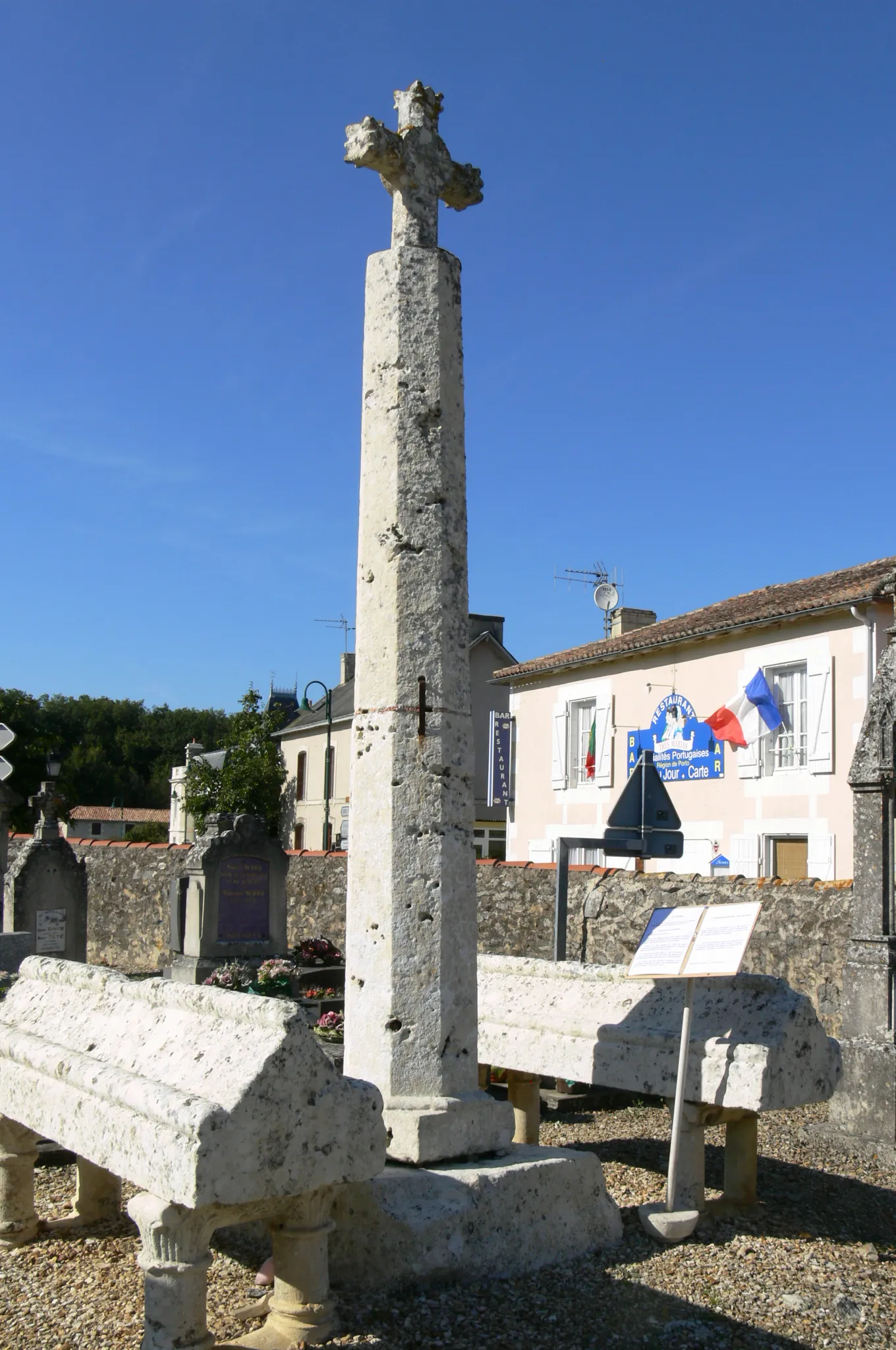 Photo showing: Cimetière de Sèvres-Anxaumont Croix du XIVe siècle