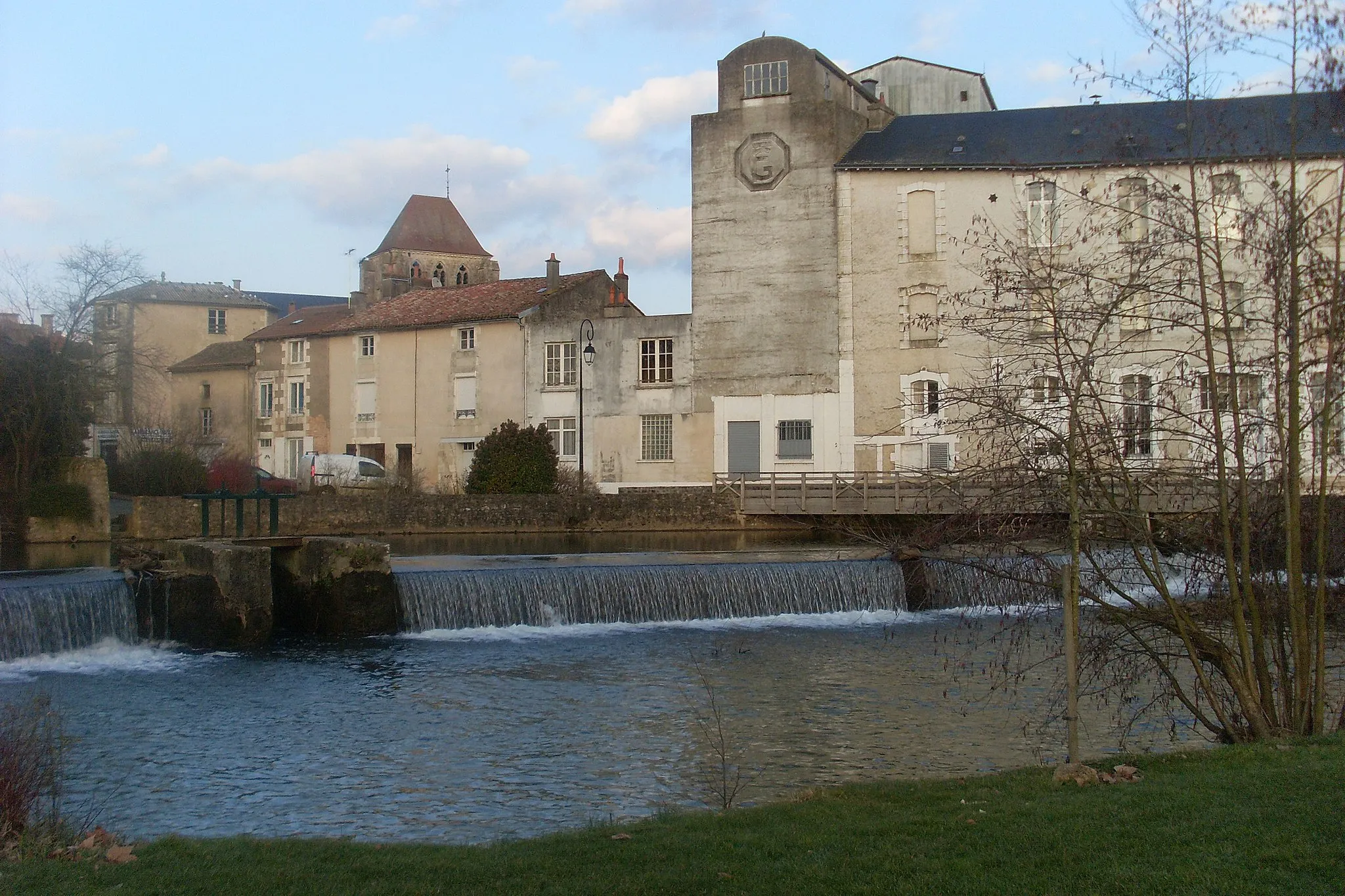 Photo showing: La Vonne à Vivonne devant les silos