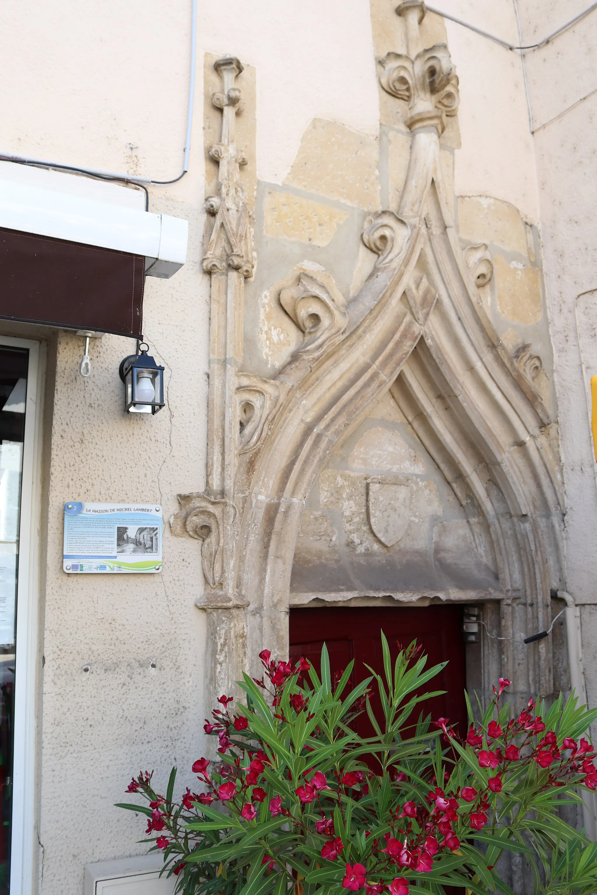 Photo showing: Portail de type gothique flamboyant de la maison du compositeur baroque Michel Lambert (Vivonne, Département de la Vienne, France)