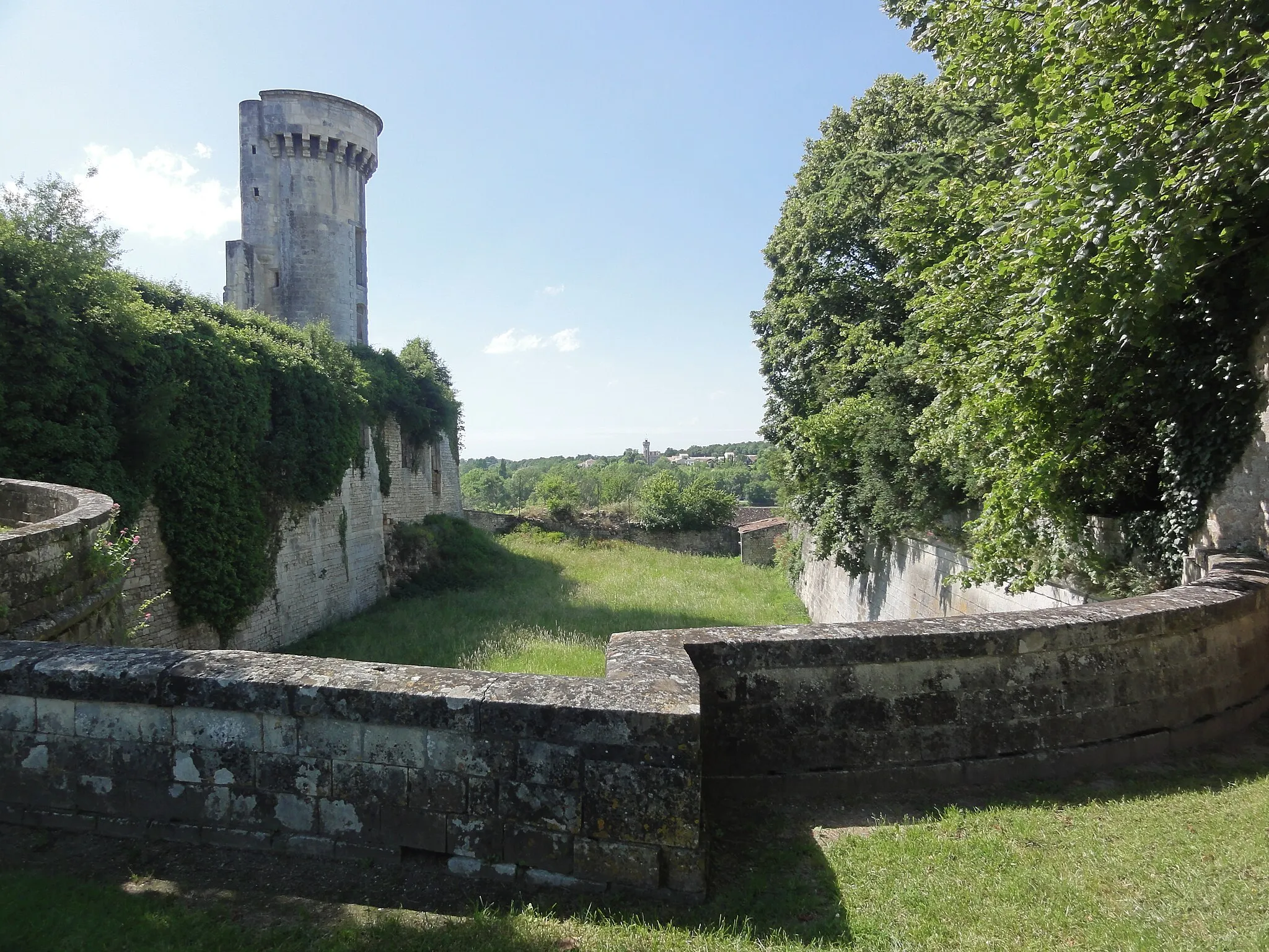 Photo showing: This building is en partie classé, en partie inscrit au titre des monuments historiques de la France. It is indexed in the base Mérimée, a database of architectural heritage maintained by the French Ministry of Culture, under the reference PA00105277 .