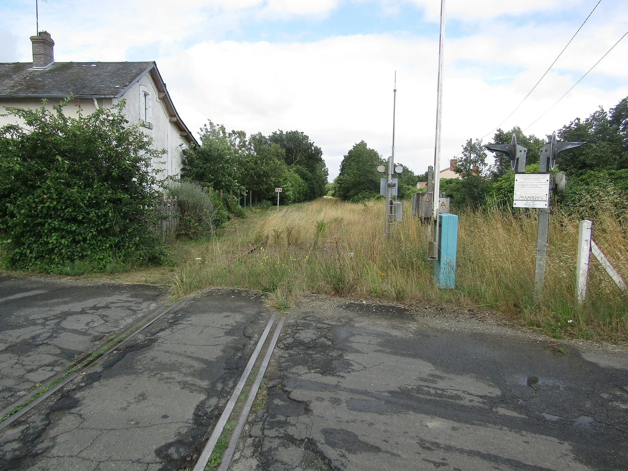Photo showing: L'ancienne halte d'Orbé sur la commune de Saint-Léger-de-Montbrun en juillet 2021. Vue en direction de Loudun.