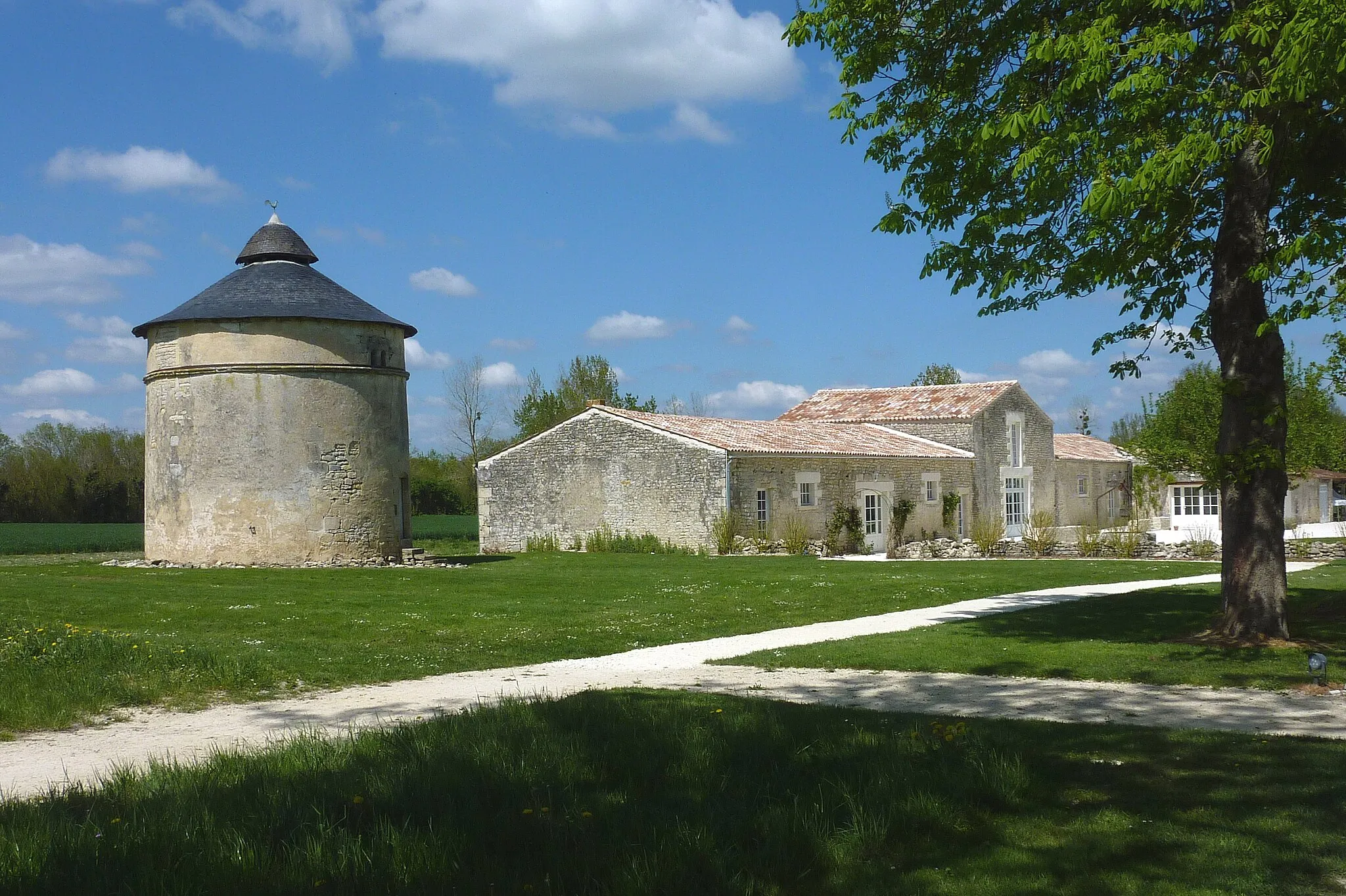 Photo showing: This building is inscrit au titre des monuments historiques de la France. It is indexed in the base Mérimée, a database of architectural heritage maintained by the French Ministry of Culture, under the reference PA00104615 .