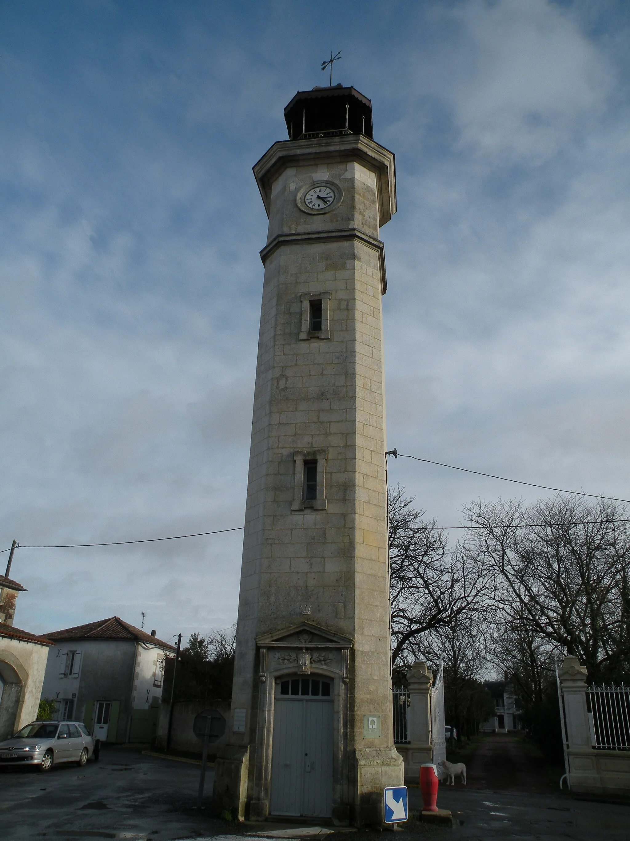 Photo showing: Clock tower in Benon.