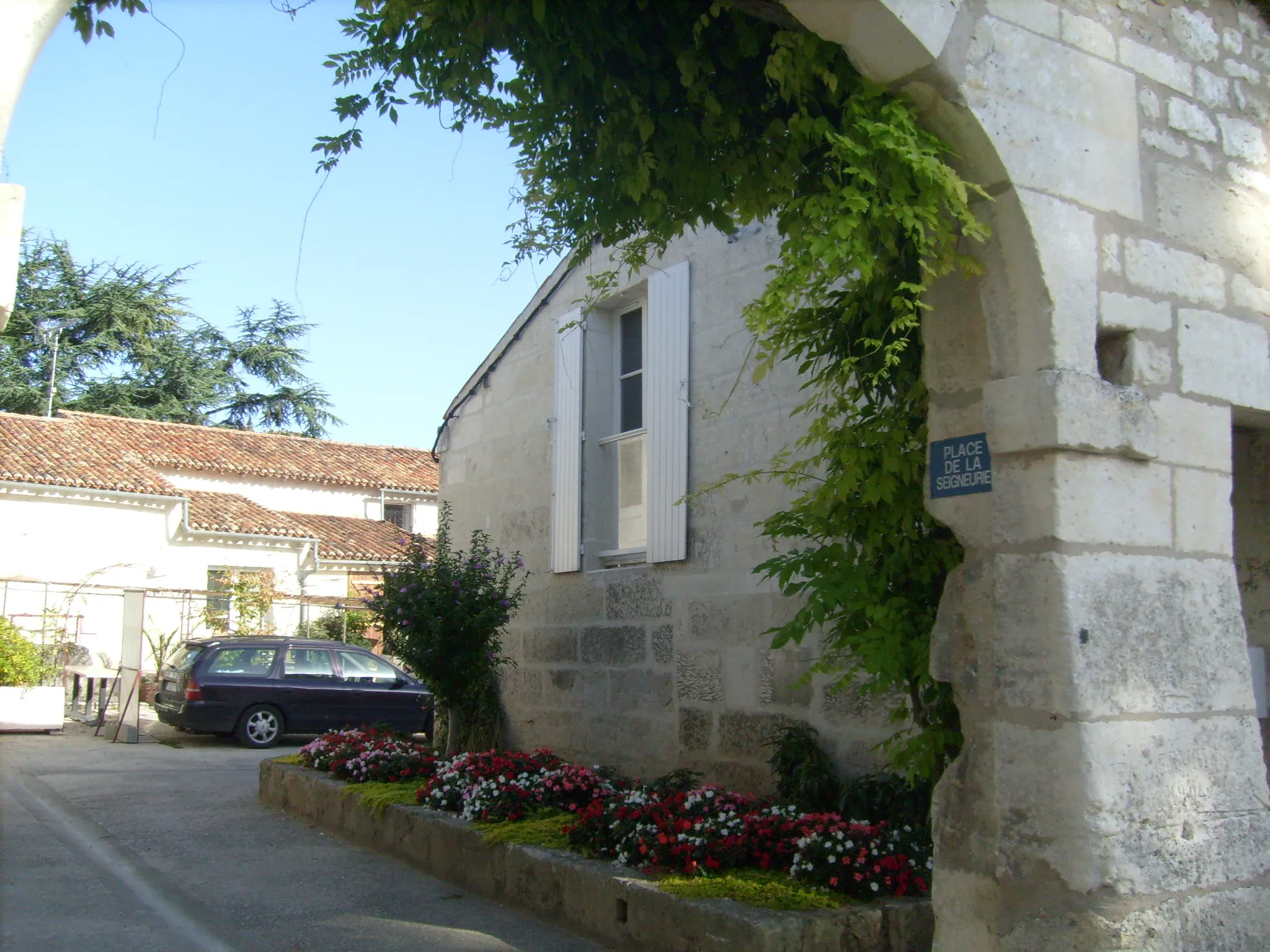 Photo showing: Place de la Seigneurie, ruelles anciennes à Chaniers