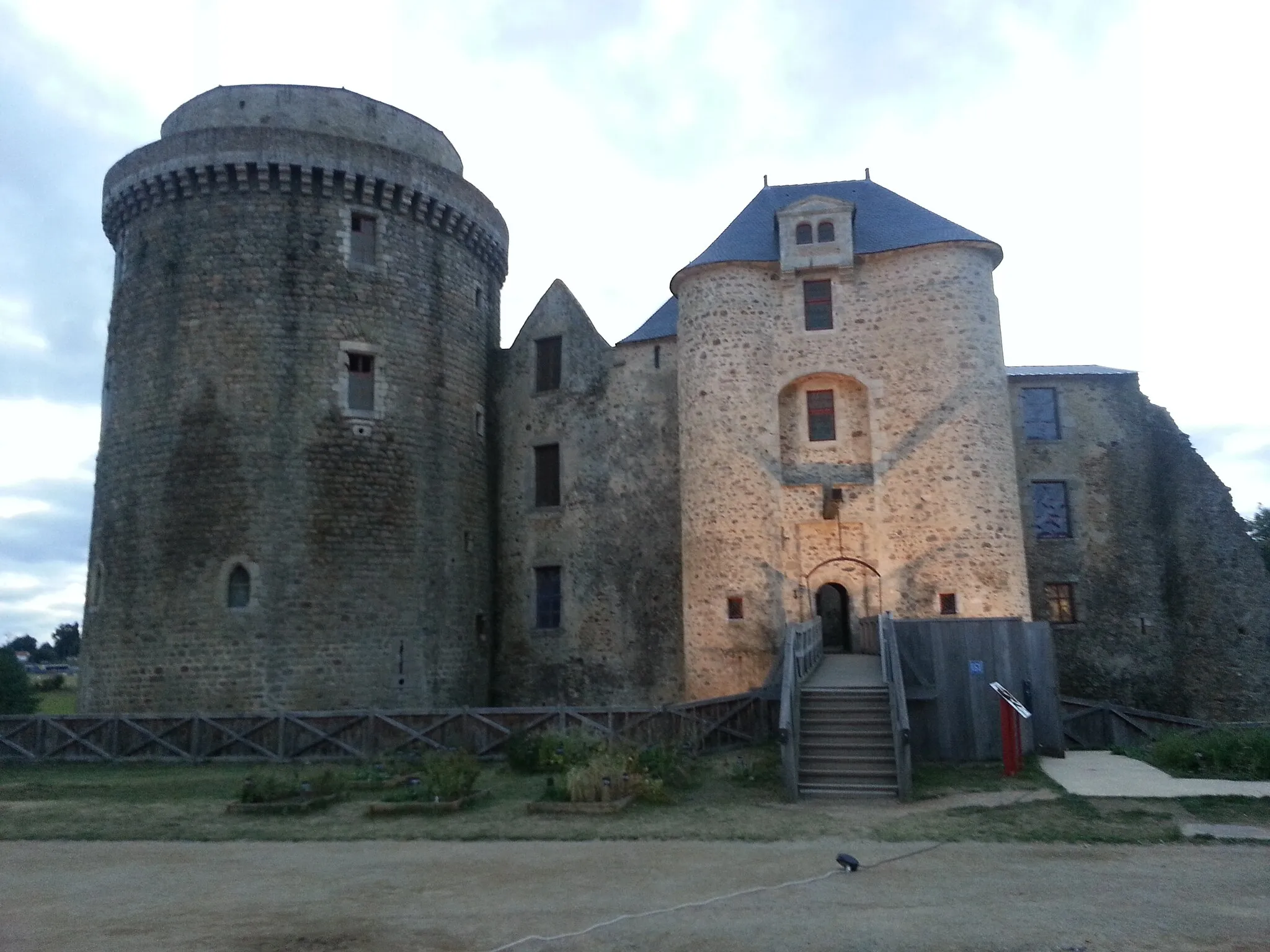 Photo showing: This building is indexed in the base Mérimée, a database of architectural heritage maintained by the French Ministry of Culture, under the reference PA00101326 .