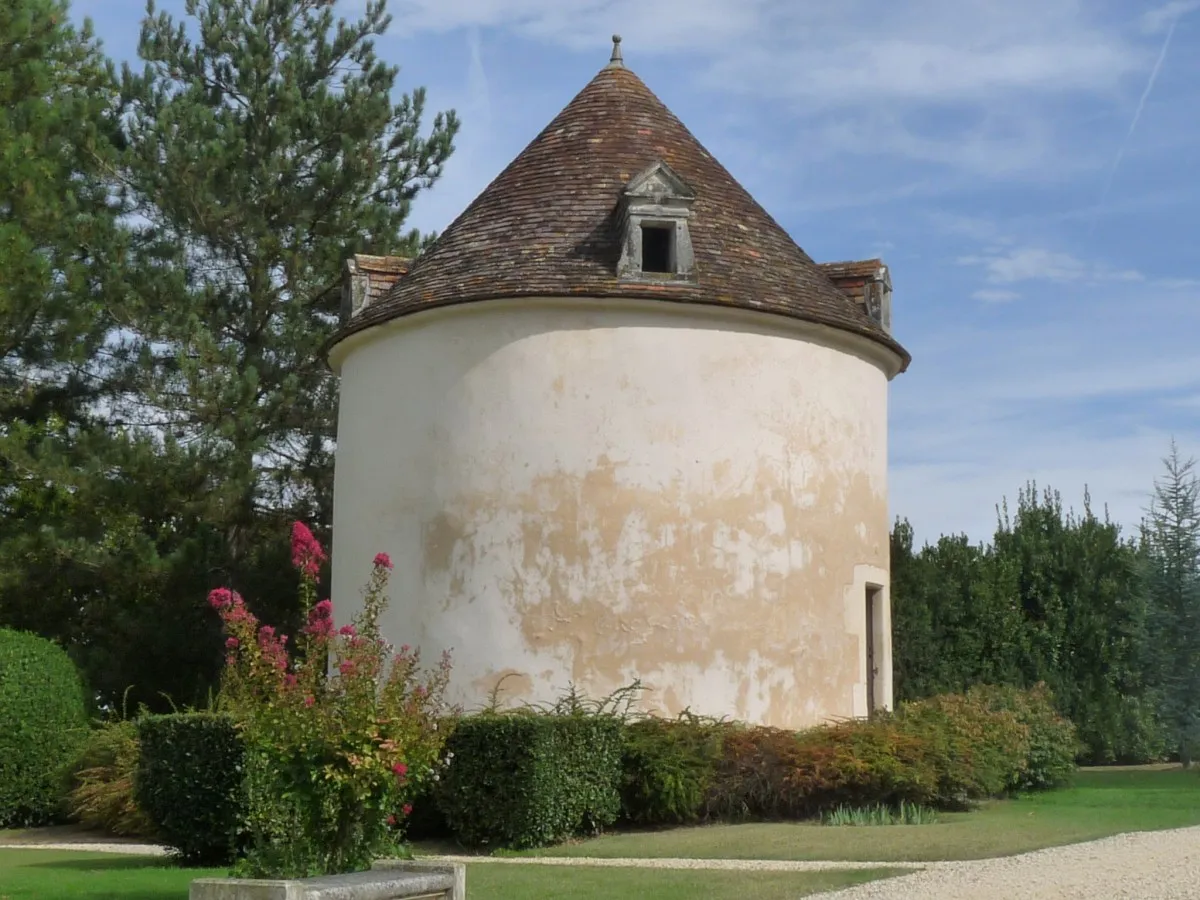 Photo showing: Pigeonnier (1740), château de Beaulon, St-Dizant-du-Gua, Charente-Maritime, France