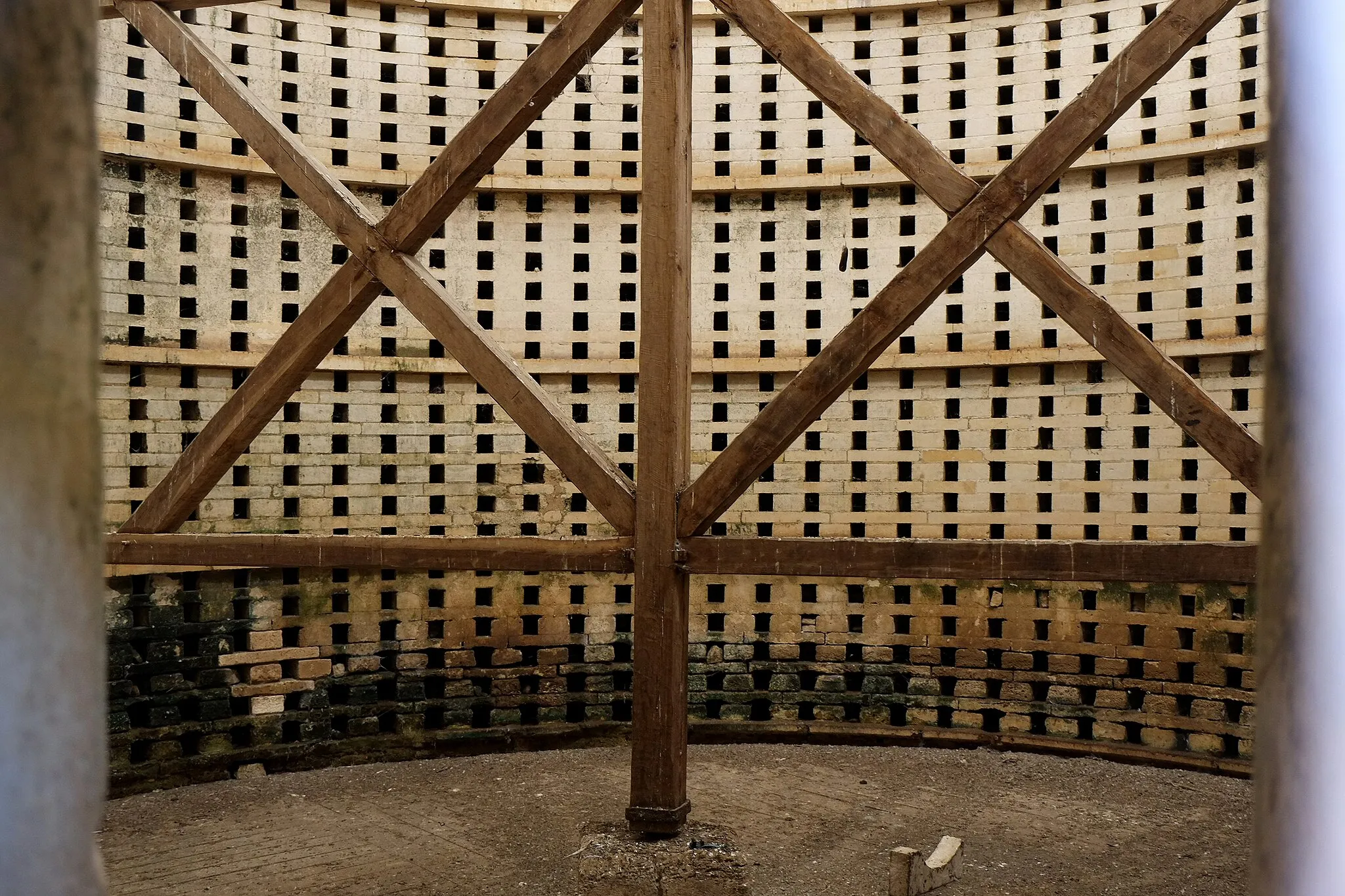 Photo showing: Intérieur du pigeonnier de Montierneuf Saint-Agnant Charente-Maritime France