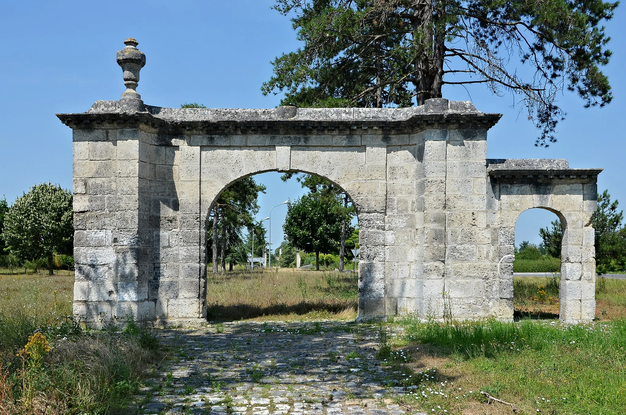 Photo showing: Former entrance (ca 1700) of the driveway leading to the Château de l'Oisellerie, La Couronne, Charente, France.