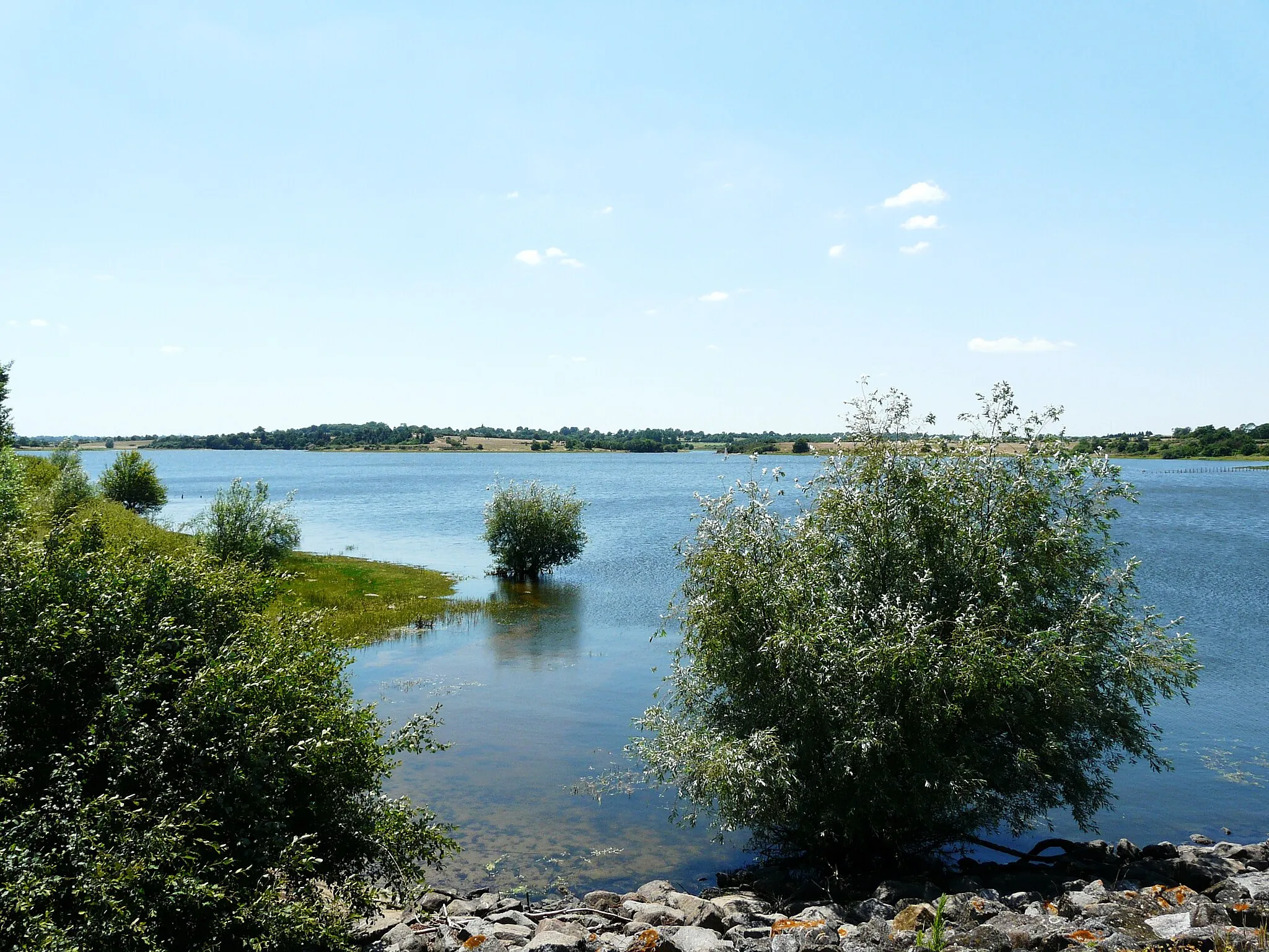 Photo showing: Le lac du Cébron vu depuis la digue du barrage du Cébron, communes de Gourgé et Saint-Loup-Lamairé, Deux-Sèvres, France
