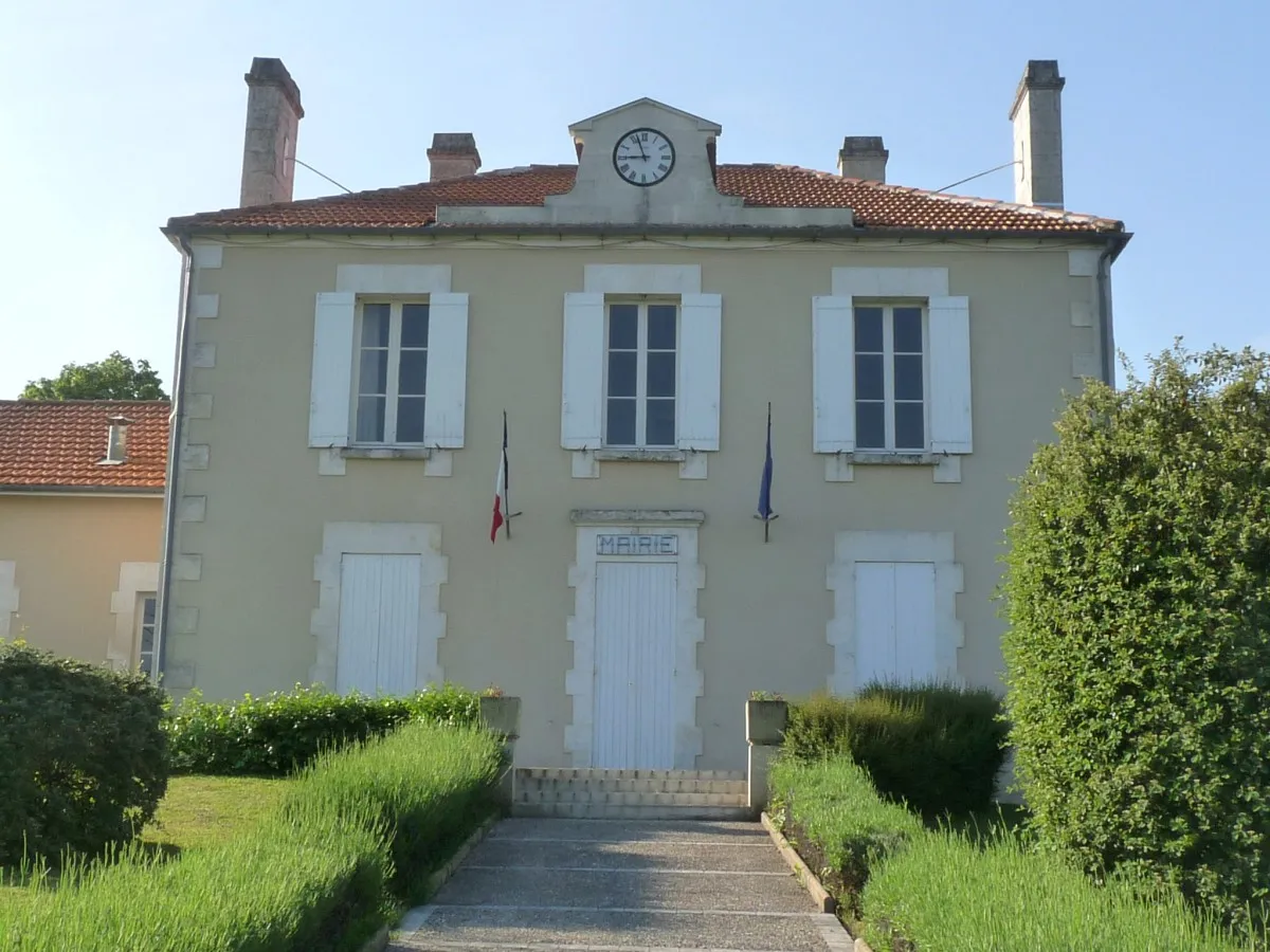 Photo showing: Mairie de Gardes-Le-Pontaroux (Charente, France)