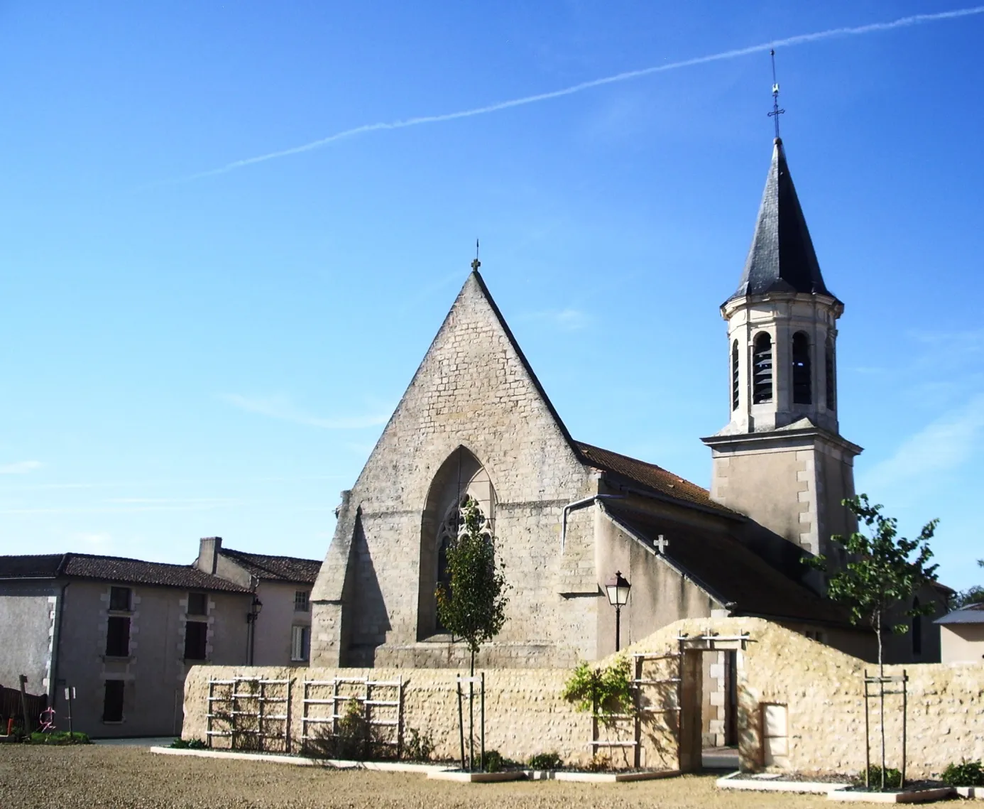 Photo showing: Église Saint Gervais & Saint Protais d'Ayron (86).