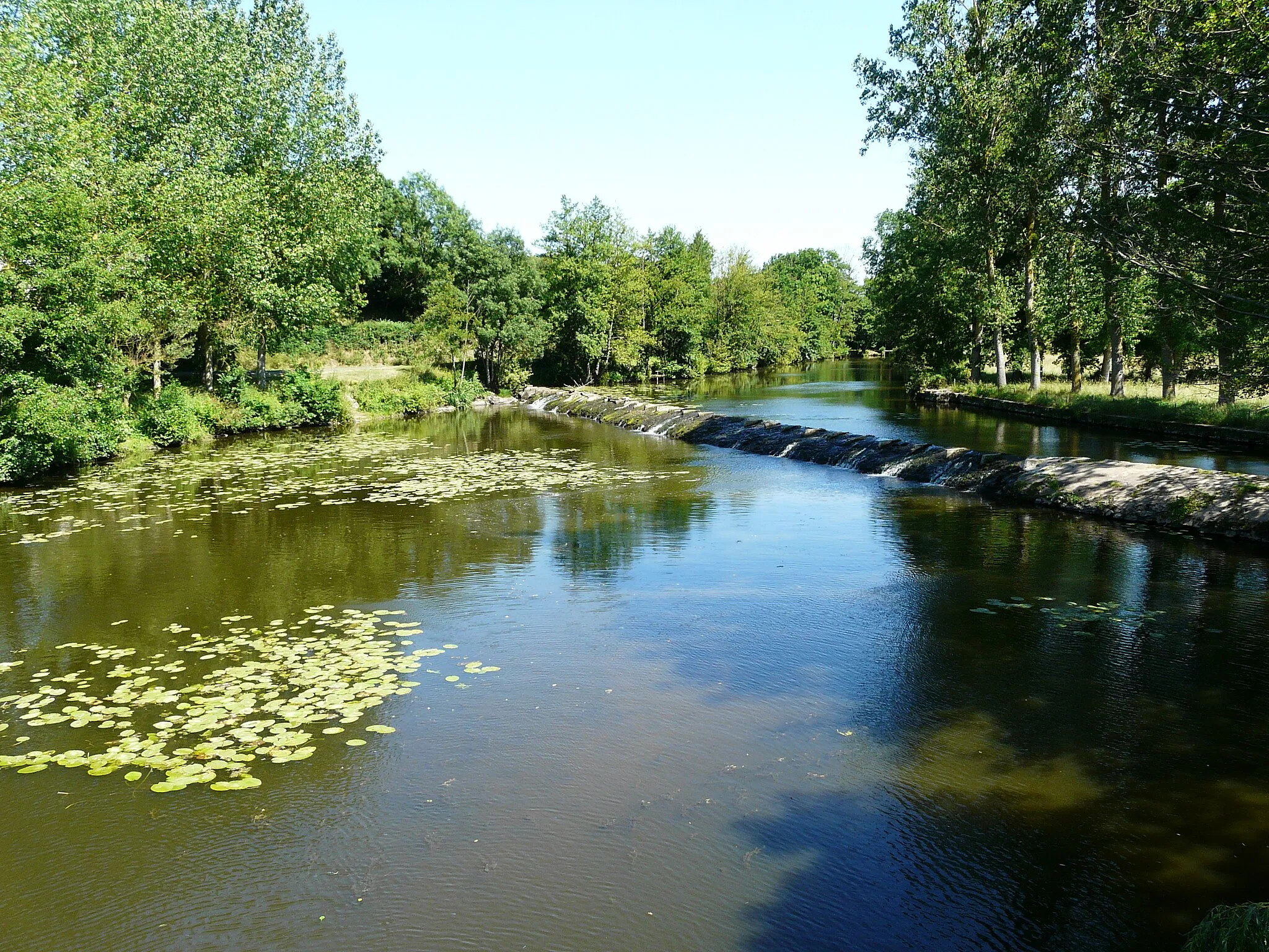 Photo showing: Le barrage du moulin de Gourgé sur le Thouet, Deux-Sèvres, France