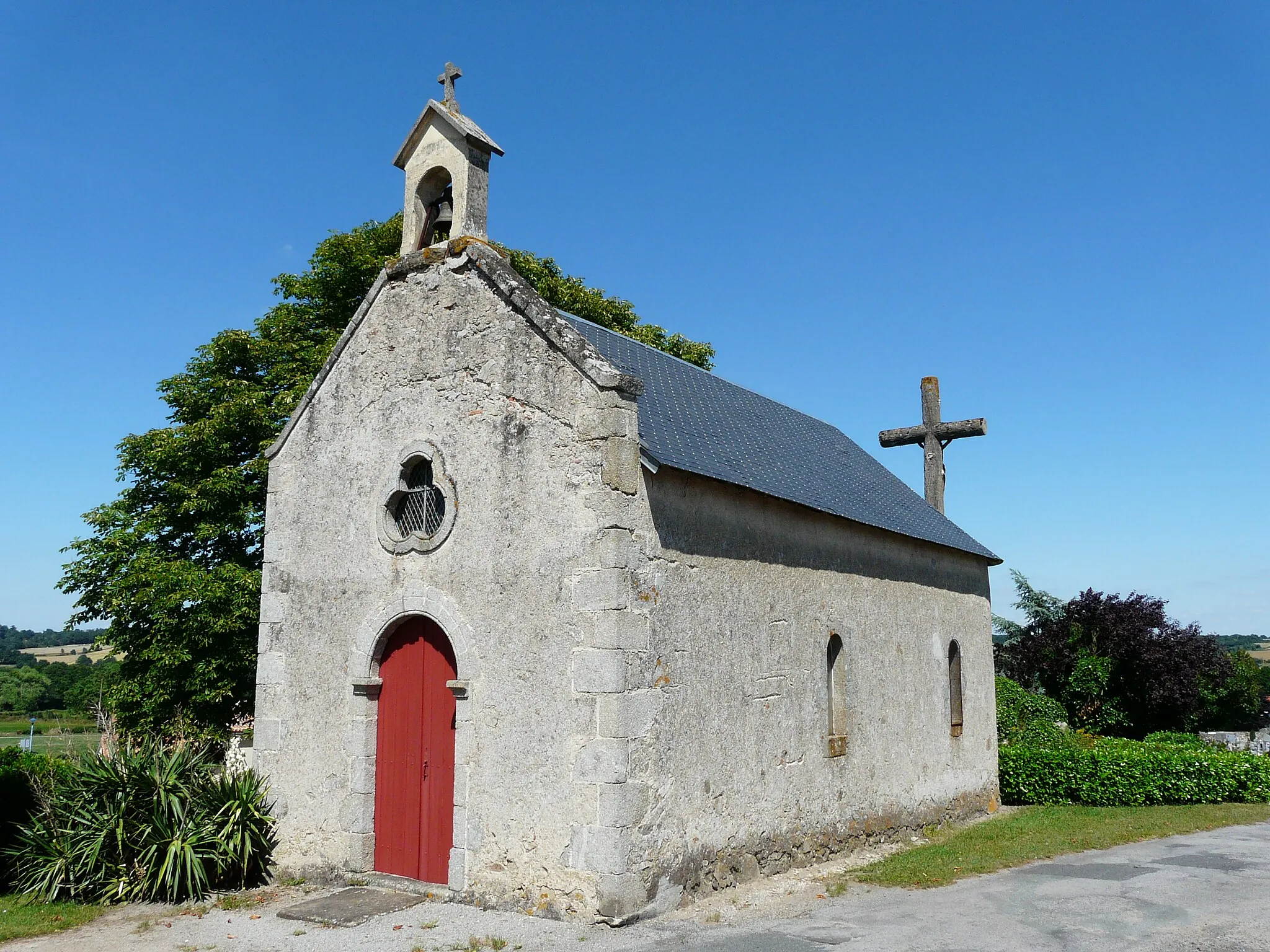 Photo showing: Petite chapelle à côté du cimetière de Gourgé, Deux-Sèvres, France