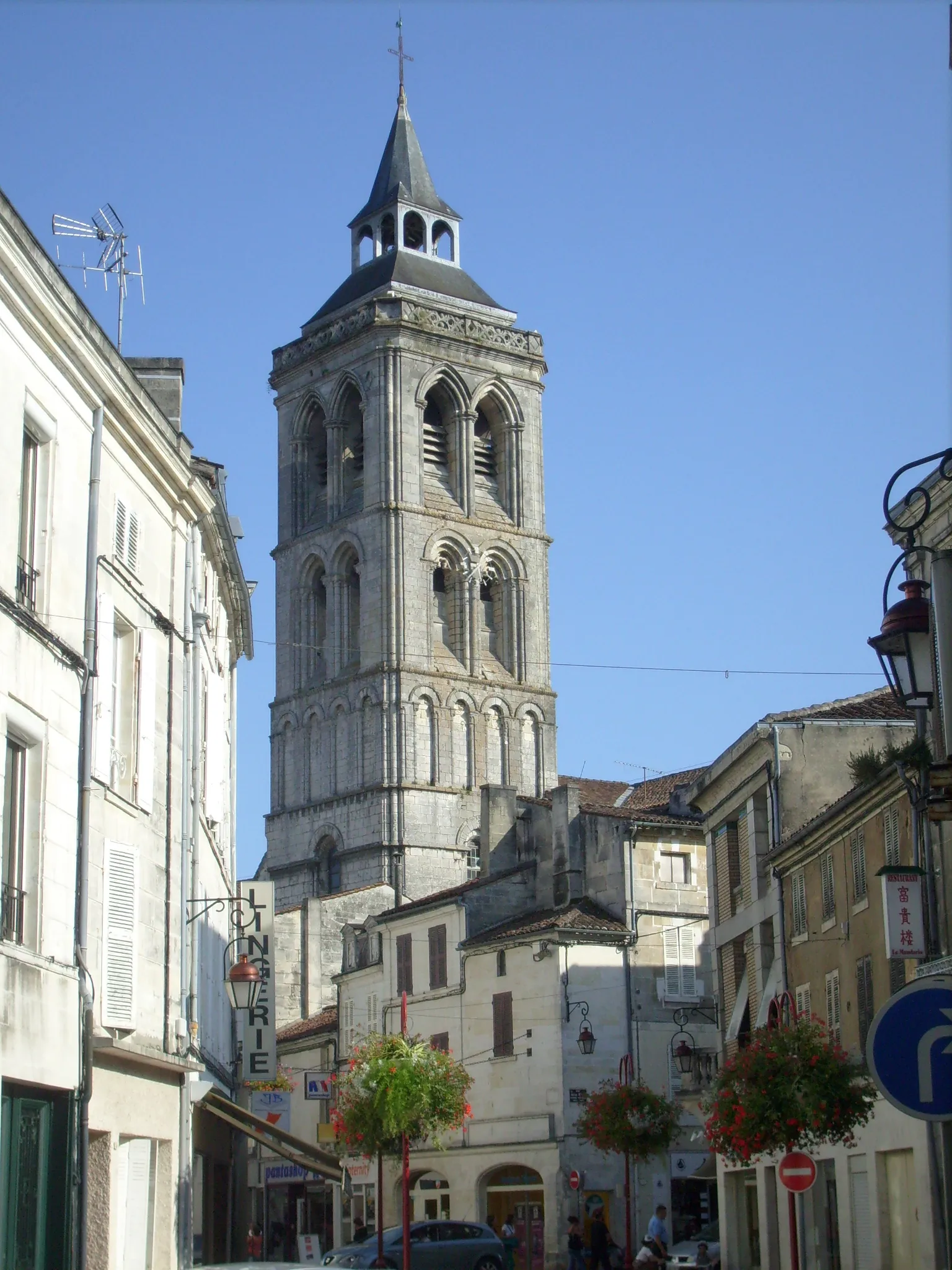 Photo showing: Le centre historique de Cognac, dominé par le clocher de l'église Saint-Léger