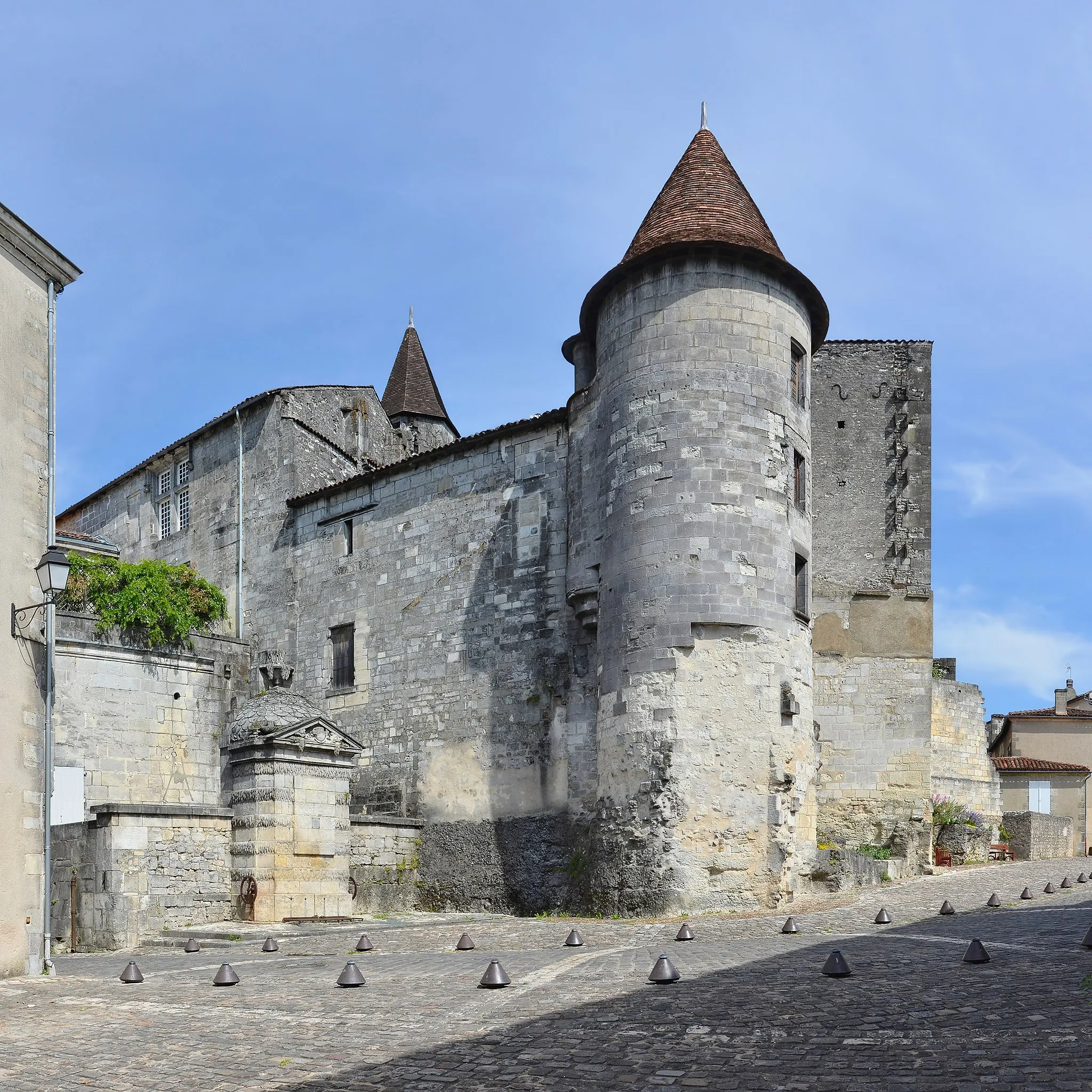 Photo showing: This building is inscrit au titre des monuments historiques de la France. It is indexed in the base Mérimée, a database of architectural heritage maintained by the French Ministry of Culture, under the references PA00104310 and IA00053086 .