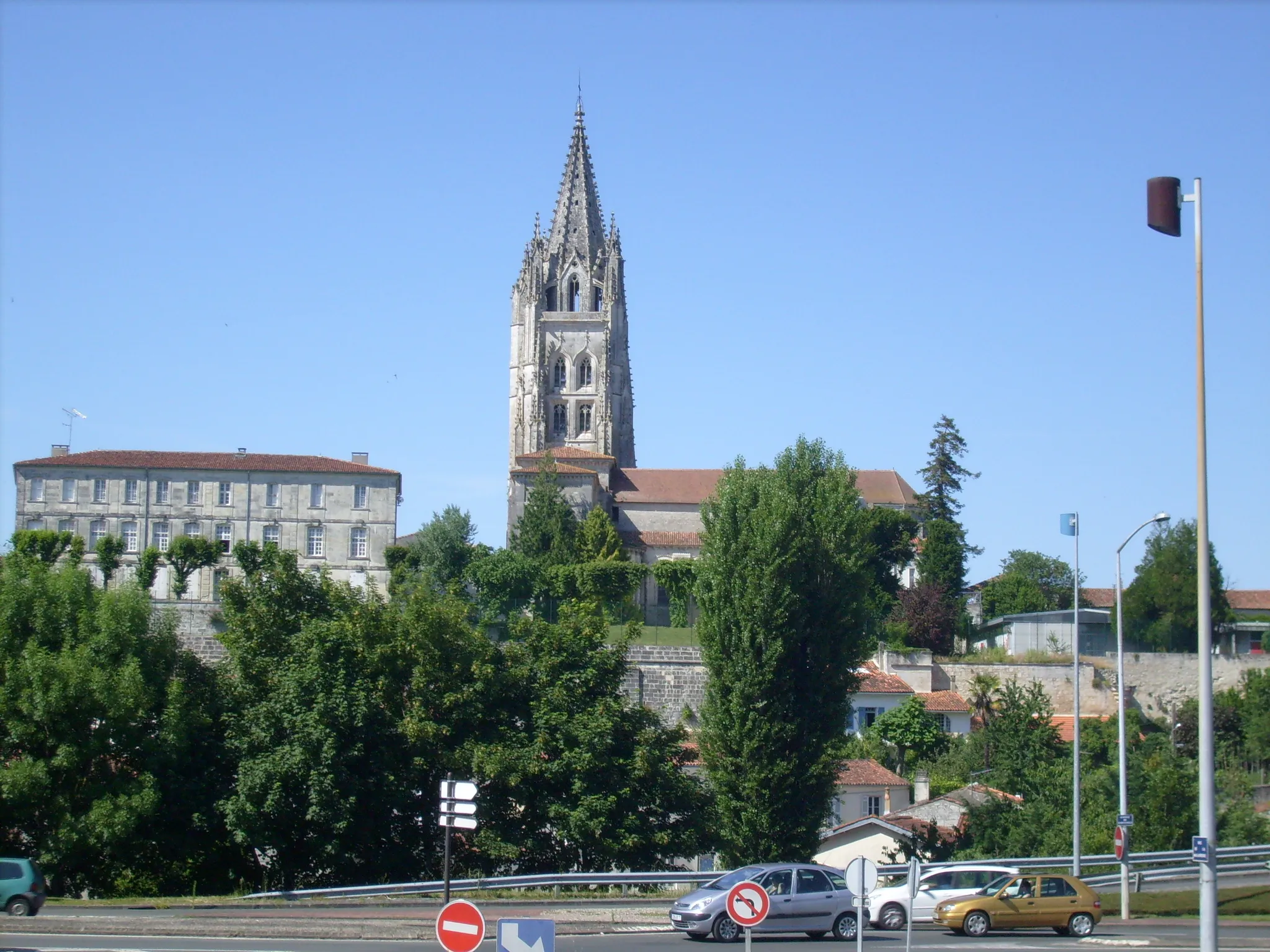 Photo showing: La basilique Saint-Eutrope vue depuis la rue de la Maladrerie