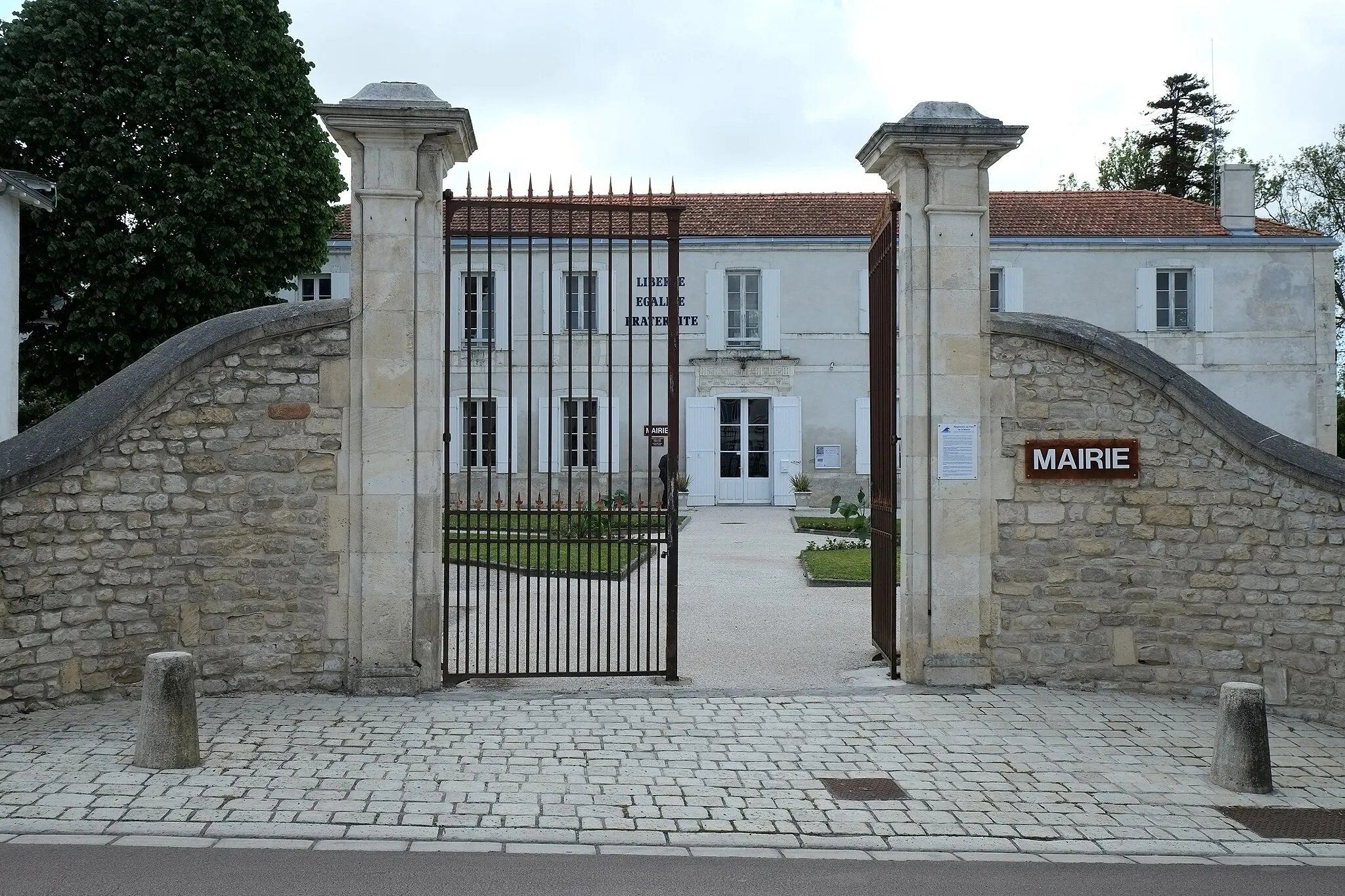 Photo showing: Mairie L'Houmeau Charente-Maritime France