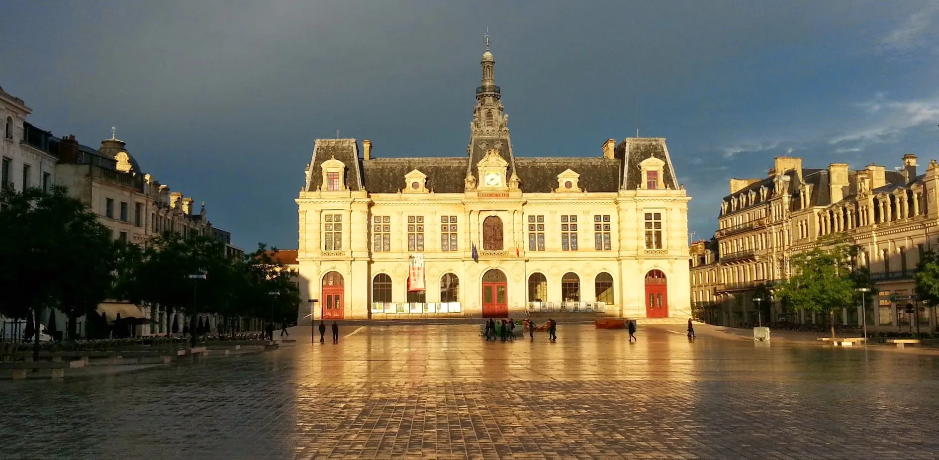 Photo showing: Un rayon de soleil sur Poitiers, après la tempête