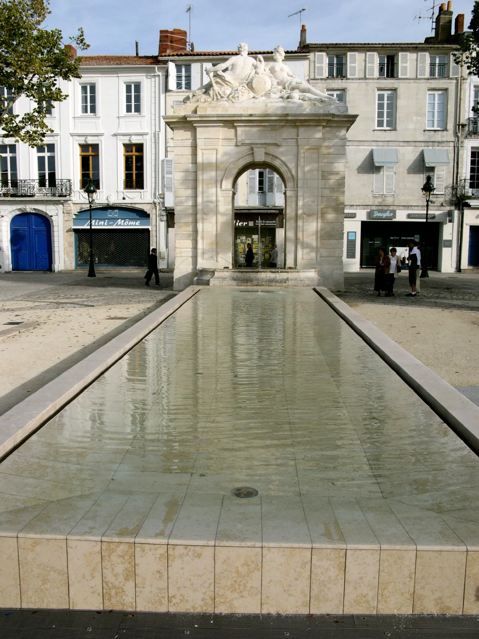 Photo showing: Fontaine Place Colbert Rochefort Charente Maritime France