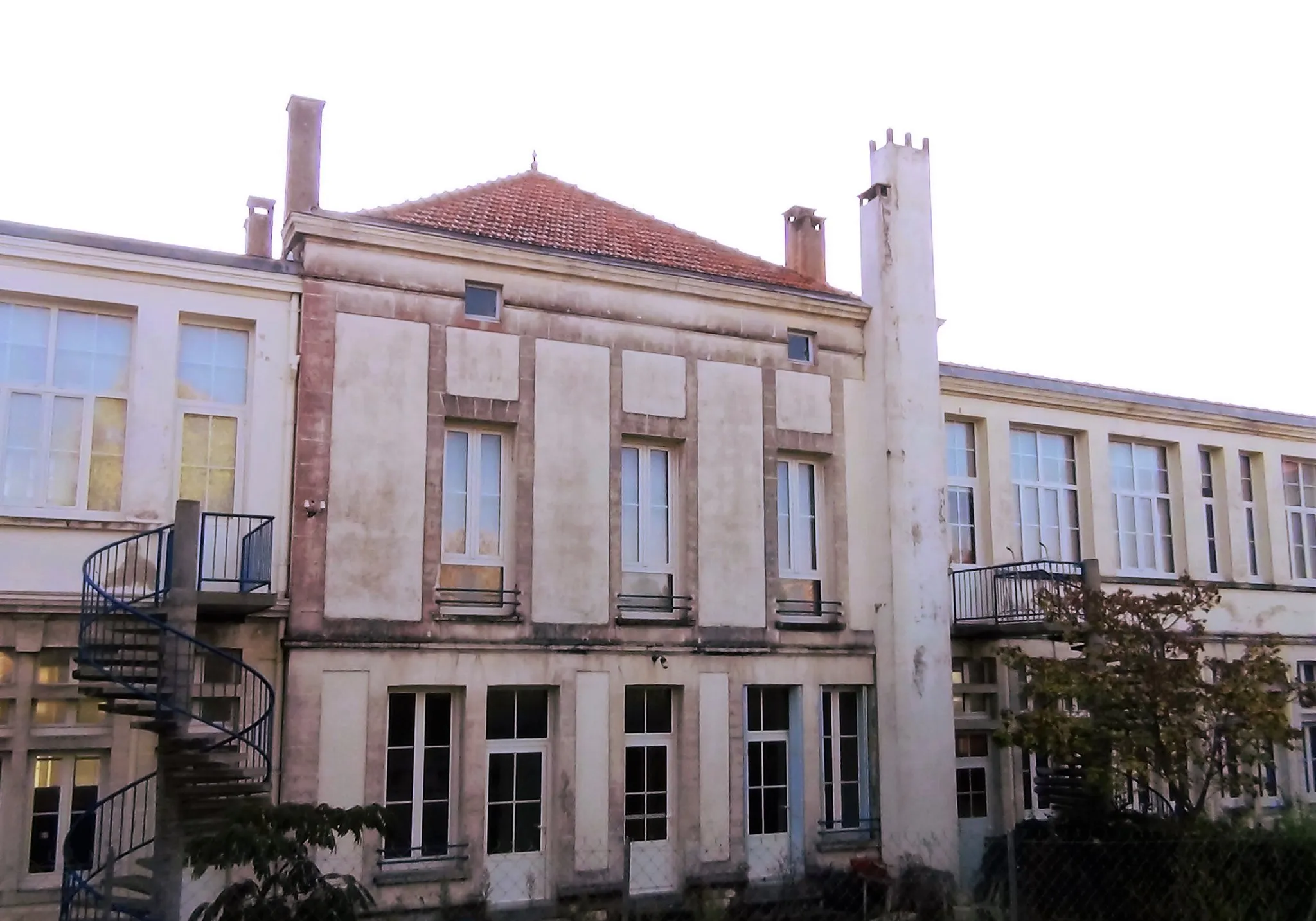 Photo showing: Bâtiment principal école maternelle Jules Ferry;