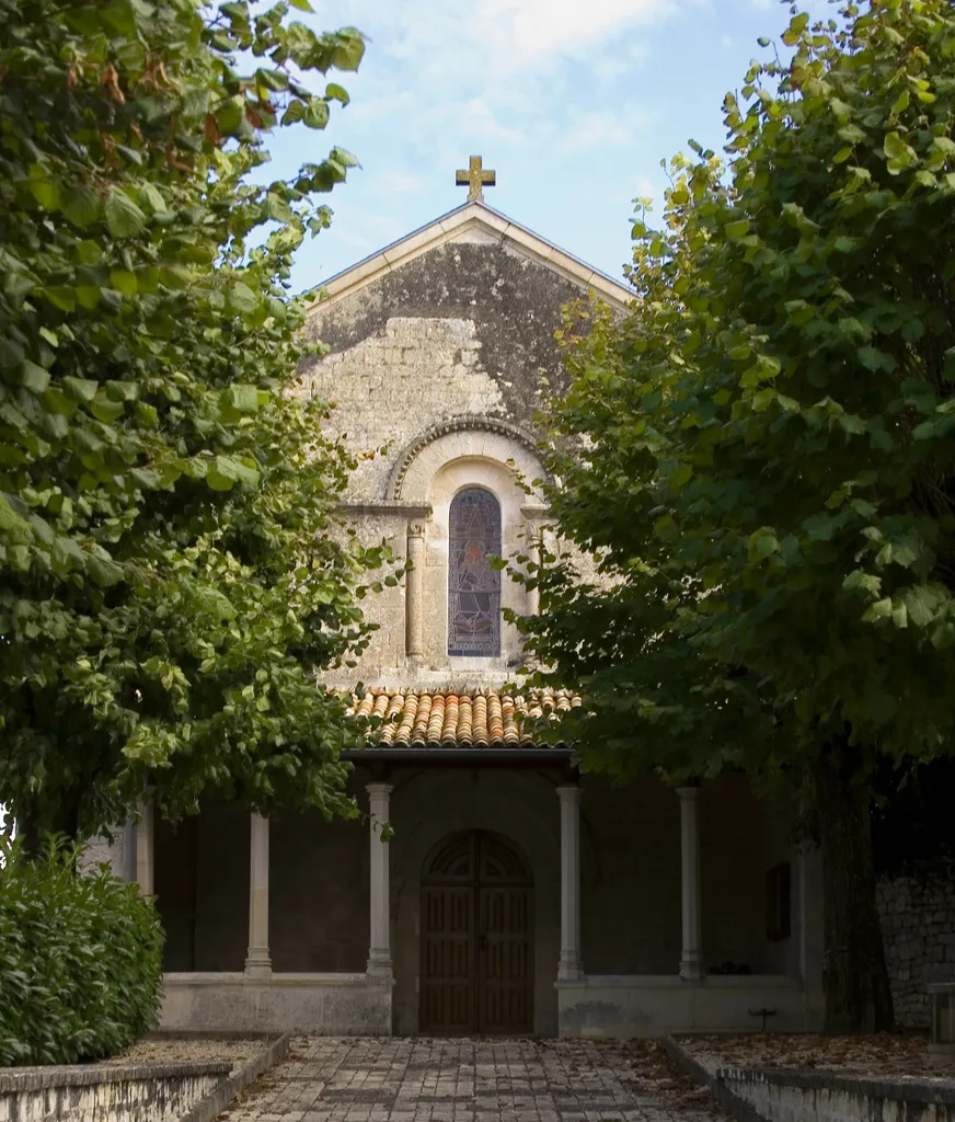 Photo showing: Facade et porche de l'église Saint-Pierre d'Aiffres