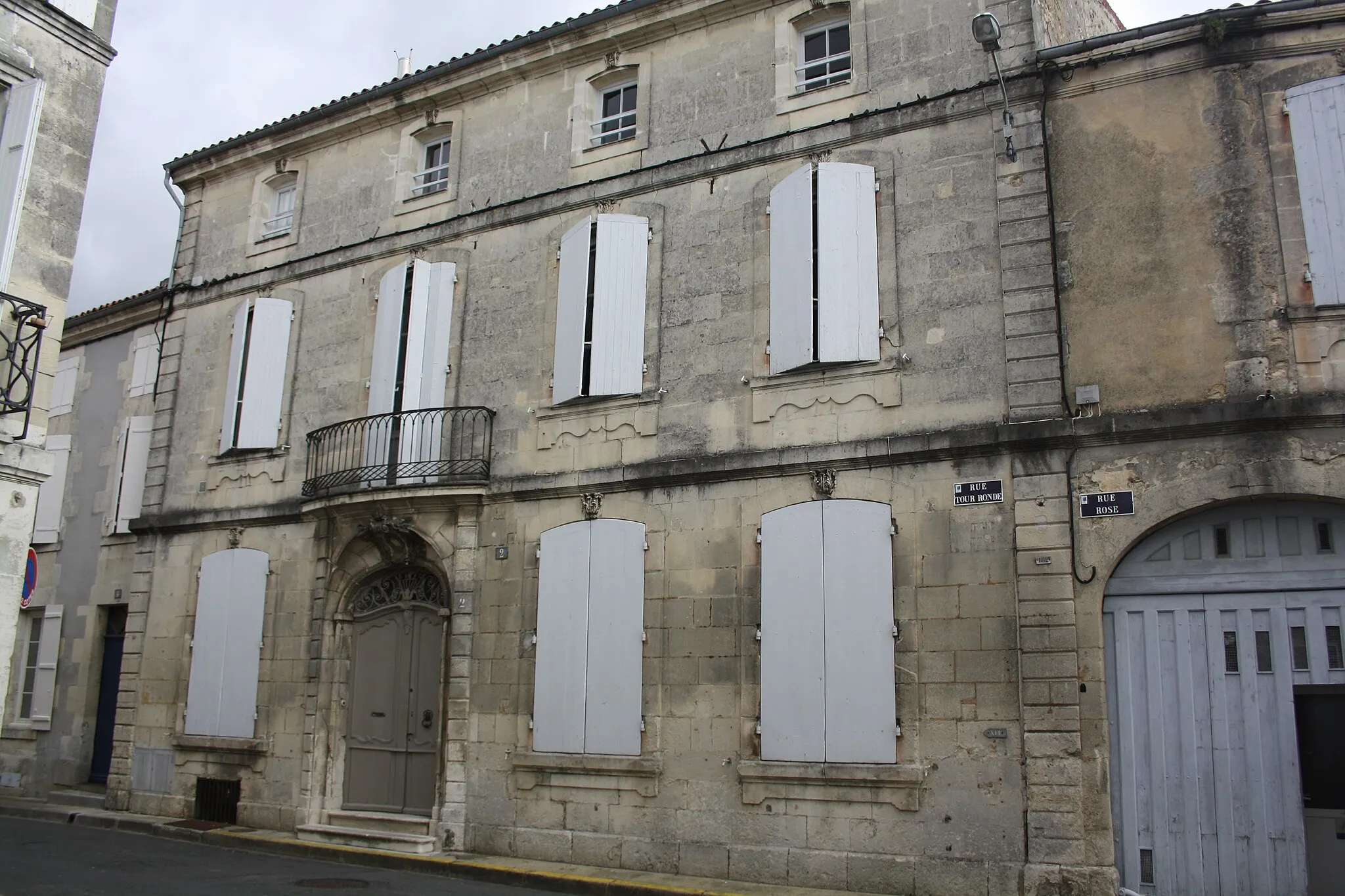 Photo showing: 2, rue de la tour ronde, monument historique de Saint-Jean d'Angély, Charente-Maritime (France).